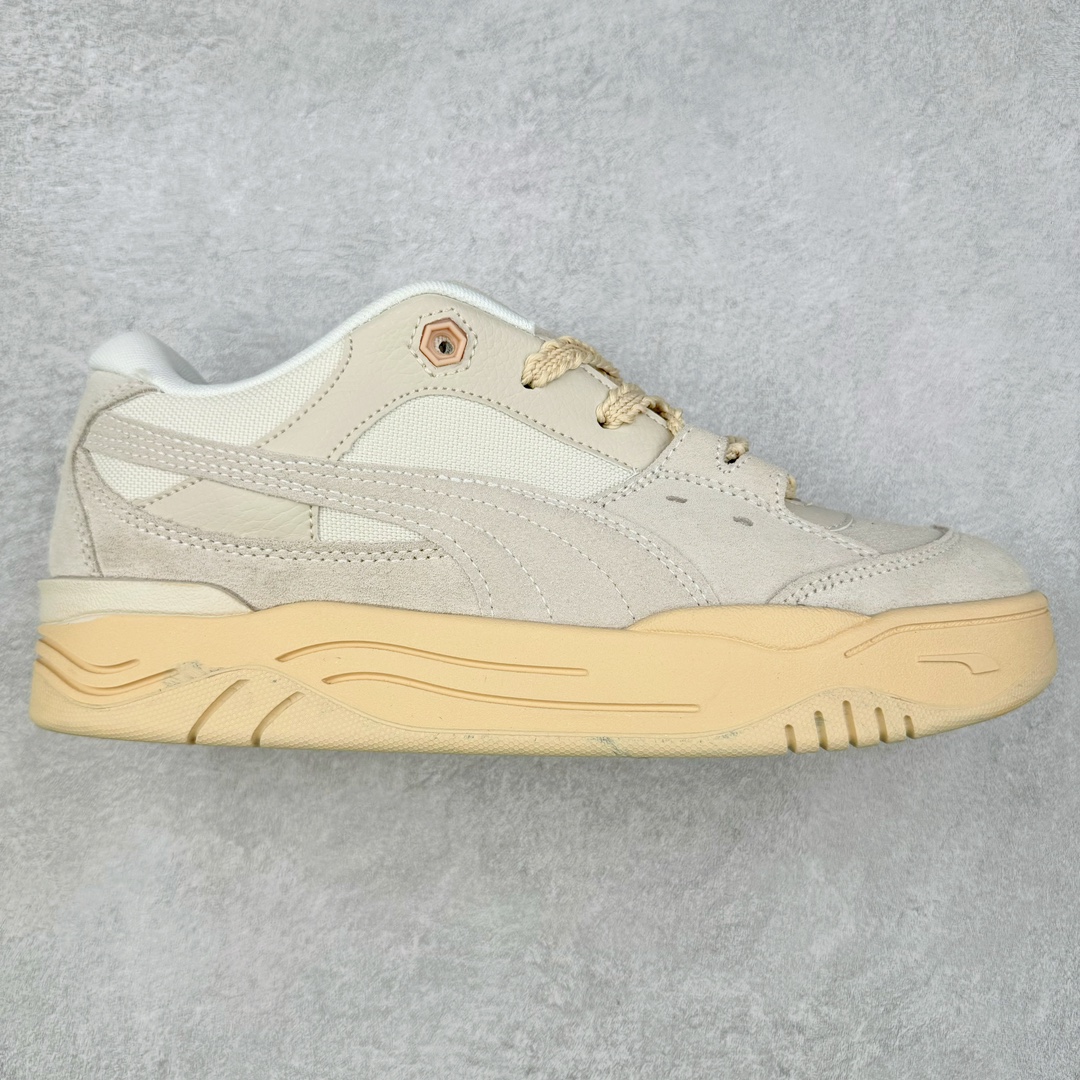 PUMA 180 Night Rider 彪马 防滑耐磨低帮休闲板鞋 设计灵感源自90及00一代的滑板运动文化 简约又不失设计巧思的帅气风格让它轻松驾驭日常休闲或滑板场合 运动兼具匠心 细节彰显品质 衬垫边缘以提供支撑和灵活性 强化鞋头以承受持续的磨损 耐磨性强 稳定性高 抓地更牢 不易打滑 货号： 394873 尺码： 35 36 36.5 37.5 38 38.5 39 40 40.5 41 42 42.5 43 44 45-选品中心