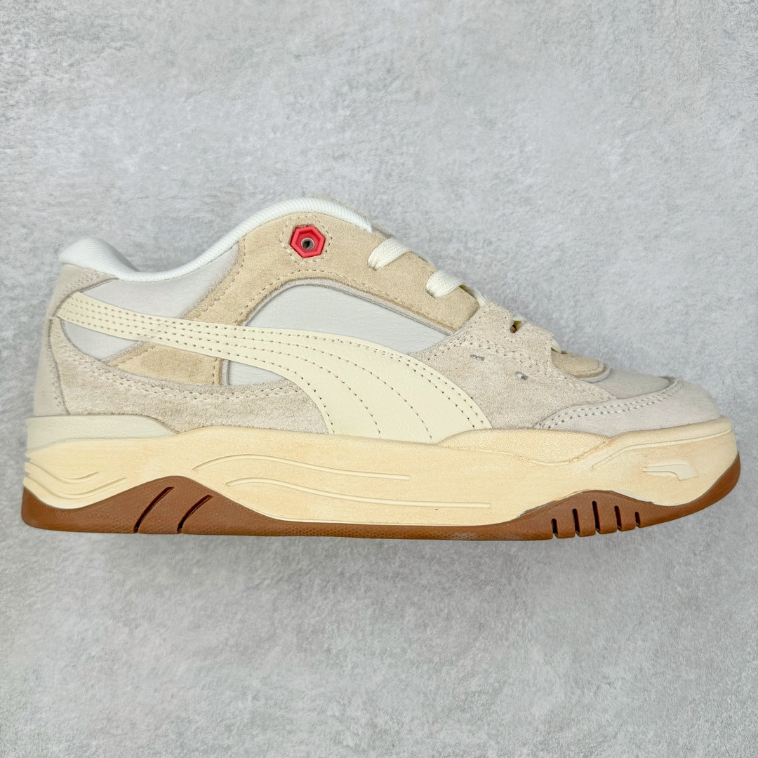 PUMA 180 Night Rider 彪马 防滑耐磨低帮休闲板鞋 设计灵感源自90及00一代的滑板运动文化 简约又不失设计巧思的帅气风格让它轻松驾驭日常休闲或滑板场合 运动兼具匠心 细节彰显品质 衬垫边缘以提供支撑和灵活性 强化鞋头以承受持续的磨损 耐磨性强 稳定性高 抓地更牢 不易打滑 货号： 394873 尺码： 35 36 36.5 37.5 38 38.5 39 40 40.5 41 42 42.5 43 44 45-选品中心