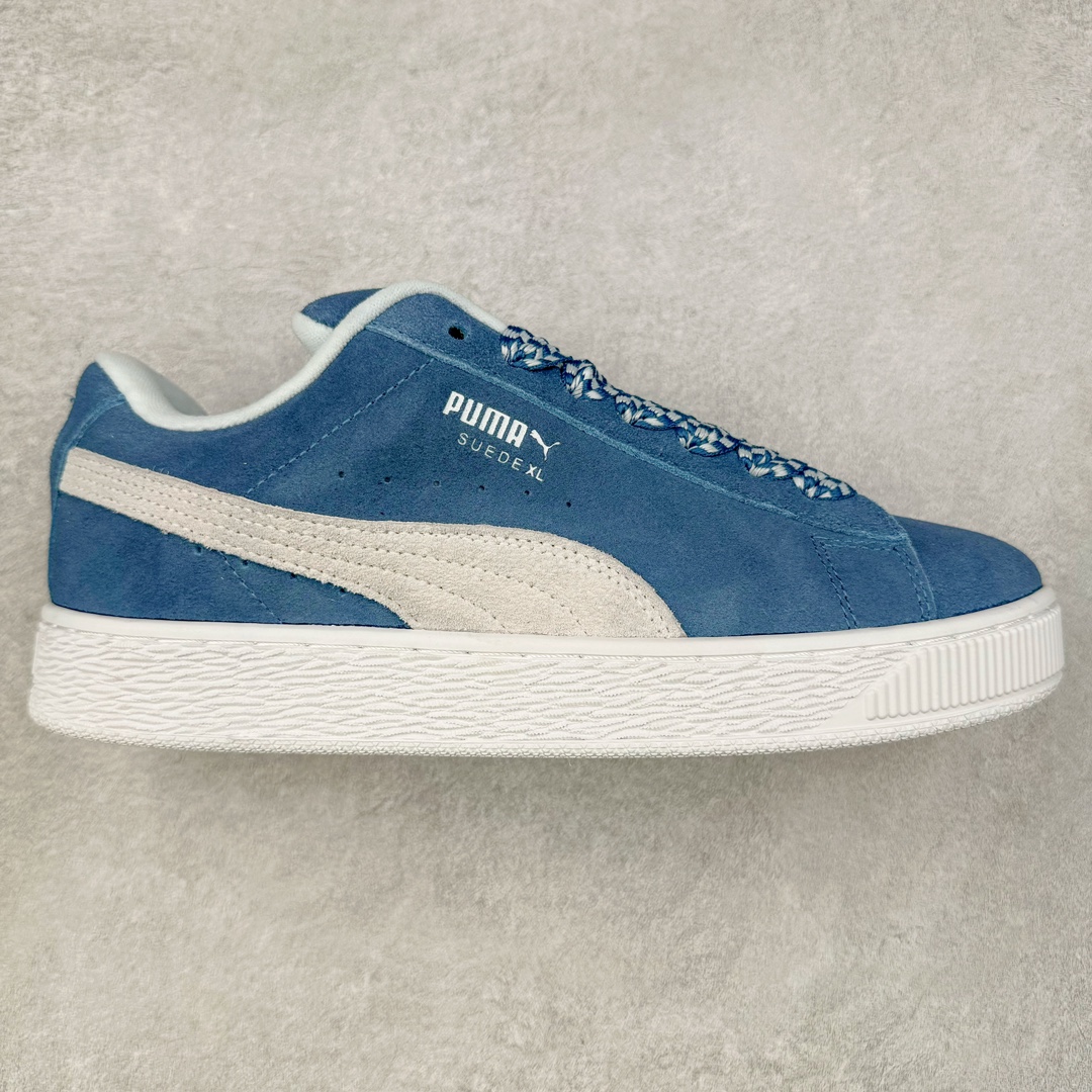 PUMA SUEDE XL 彪马新款面包鞋男女同款复古休闲板鞋 赠送一双鞋带 鞋身通体采用细腻的麂皮材质 厚实柔软 质感出众 鞋侧保留PUMA标志性跑道图案 侧面与后跟点缀金属色PUMA LOGO 兼具辨识度与细节感 加厚鞋垫、饱满鞋舌 搭配加宽扁形鞋带 使得穿着感更加贴合与舒适 值得一提的是 本季SUEDE XL鞋款以黑色、红色及蓝色最为瞩目 经典黑的配色 在低调之余可轻松驾驭任何潮流风格造型 而高饱和度的配色 则是当之无愧的早春出街利器。货号： 395205 尺码：36 37 37.5 38 38.5 39 40 40.5 41 42 42.5 43 44 45-选品中心
