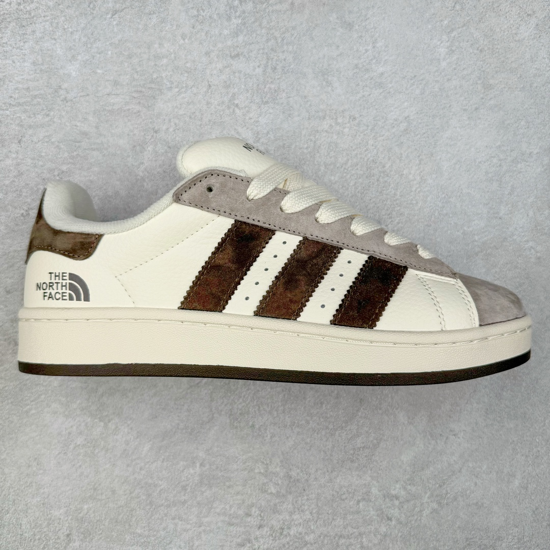 AD Originals Campus 00s 学院系列面包风经典复古低帮百搭休闲运动板鞋 LJ5100 原鞋开发 正确版型 市面唯一全鞋采用原厂头层SD皮料 正确宽版鞋盒 清洁度完美 诠释最高工艺 这次 Originals 选择了以经典复古鞋型 Campus 为蓝本打造全新面包鞋 这款鞋型联名不断 冠希当年对它更是钟爱有加 论牌面丝毫不输贝壳头、Forum 等大热鞋型 这次 Campus 一改 80 年代的瘦长造型 鞋舌、鞋身、鞋底甚至细节都变大了 营造出千禧年前后流行的面包鞋宽大廓形 因此鞋名改为 Campus 00s 鞋身采用绒面皮料搭配白色常规皮革 质感上还是延续了经典 Campus 的设计 鞋舌填充更加饱满 让鞋款整体看起来更加圆润 搭配上这款浅蓝配色 「蓝胖子」造型真的很可爱 鞋舌还加入了与以往 Campus 不同的全新三叶草 Logo 令造型更具千禧气息 鞋带也采用了加宽的设计 如果你不喜欢 这次还附送了传统鞋带可以替换 鞋底采用了米黄做旧设计 凸显鞋款的复古年代感 除了清新可人的浅蓝配色 还有一款酷灰配色 造型更加硬朗复古 而且相比浅蓝配色更加耐脏 尺码：36 36⅔ 37⅓ 38 38⅔ 39⅓ 40 40⅔ 41⅓ 42 42⅔ 43⅓ 44 44 ⅓ 45-选品中心