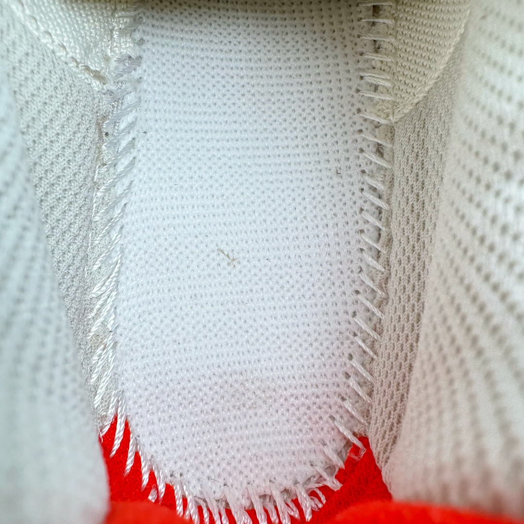 图片[10]-＃GX/绿X Salomon XT-4 OG Advanced 萨洛蒙系列低帮城市越野机能透气休闲运动鞋 鞋舌处附有迷你网眼袋收纳鞋绳以及下方的多色 Logo 标签 接着搭载奶油色 ACS 技术中底以及金色 TPU 塑料部件提升鞋款耐用性 中底与鞋面之间饰有海蓝色条状细节有效增添鞋款层次 最后应用黑色 Contragrip Chevron 外底完成鞋款设计 这次配色颇为高调 两款配色均以绚丽的渐变设计呈现 一款以粉紫渐变主打 另一款以黄绿渐变呈现 视觉效果相当吸睛 鞋面的使用玻璃纤维覆盖物加固 并通过细绳扣系带系统进行锁定 Salomon 的品牌logo 出现在脚后跟和前掌部位 中底虽然偏薄 但非常耐用 与模压塑料ACS 框架以及致密AC2 Muscle 鞋底单元结合 能够提供出色的支撑力和缓冲性 尺码：36 36.5 37.5 38 38.5 39 40 40.5 41 42 42.5 43 44 44.5 45-选品中心