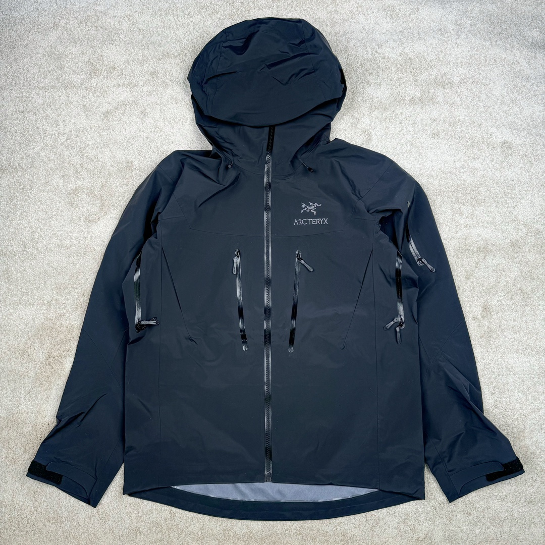 ＃TZD Arcteryx Alpha SV 7 GORE-TEX Pro 始祖鸟第七代刺绣Logo图案休闲运动连帽拉链硬壳户外远足防水冲锋衣 台州顶级批次 现货供应 针对严酷的户外环境而设计 旨在为运动爱好者提供终极的保护 定制Bluesign认证的采用带经编背衬N40 P 3 LGORE-TEX面料 轻薄而耐磨，防风、防水且透气 三层复合 在高摩擦和易损坏的部位进行了加固处理 依照鸟核心科技E3D修身剪裁 整衣3D立体仿生学设计衣长臂弯 符合人体工程学剪裁原理 运动自如 采用YKK防水拉链 需要专业机器激光切割的弧形再用防水拉链热压合缝 定制拉链绳无色差竖纹打枣 刺绣采用进口TAJIMA机台加工 进口百灵达刺绣机器立体饱满 内膜高温压胶工艺 工人一小时才能压一件 做工精细全套辅料开模定制 水洗标吊卡齐全压胶工艺 带弹性帽沿锋帽 头盔兼容式风雪帽 兼容头盔视线自由单手可调节树脂拉链，加长孤形下摆 弹力设计 克防止寒气入侵等极端天气 锁住头部温度 轻便防水舒适柔软 这是鸟的匠心之作徒步系列从面料到做工细节都无可挑剔 尺码：S M L XL XXL-选品中心