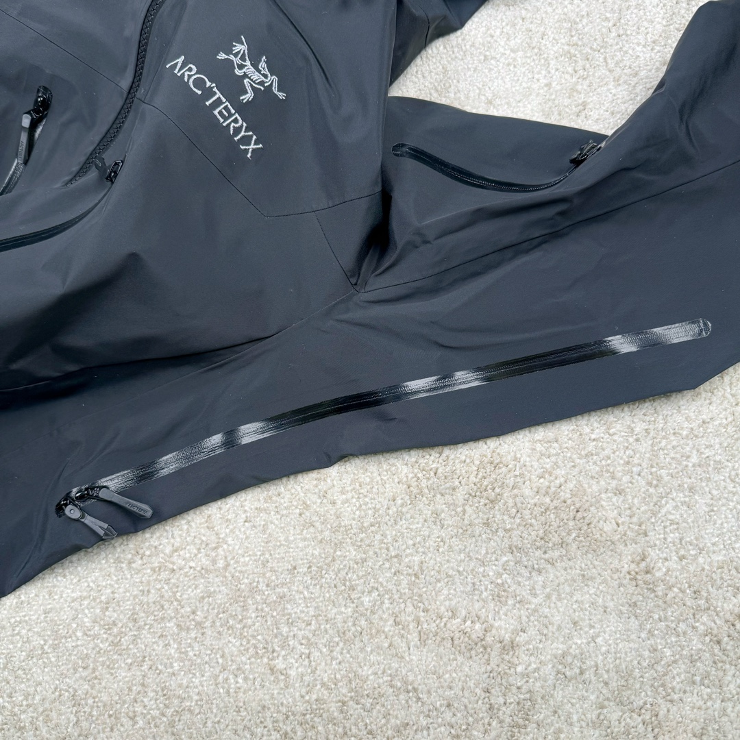 图片[8]-＃TZD Arcteryx Alpha SV 7 GORE-TEX Pro 始祖鸟第七代刺绣Logo图案休闲运动连帽拉链硬壳户外远足防水冲锋衣 台州顶级批次 现货供应 针对严酷的户外环境而设计 旨在为运动爱好者提供终极的保护 定制Bluesign认证的采用带经编背衬N40 P 3 LGORE-TEX面料 轻薄而耐磨，防风、防水且透气 三层复合 在高摩擦和易损坏的部位进行了加固处理 依照鸟核心科技E3D修身剪裁 整衣3D立体仿生学设计衣长臂弯 符合人体工程学剪裁原理 运动自如 采用YKK防水拉链 需要专业机器激光切割的弧形再用防水拉链热压合缝 定制拉链绳无色差竖纹打枣 刺绣采用进口TAJIMA机台加工 进口百灵达刺绣机器立体饱满 内膜高温压胶工艺 工人一小时才能压一件 做工精细全套辅料开模定制 水洗标吊卡齐全压胶工艺 带弹性帽沿锋帽 头盔兼容式风雪帽 兼容头盔视线自由单手可调节树脂拉链，加长孤形下摆 弹力设计 克防止寒气入侵等极端天气 锁住头部温度 轻便防水舒适柔软 这是鸟的匠心之作徒步系列从面料到做工细节都无可挑剔 尺码：S M L XL XXL-选品中心