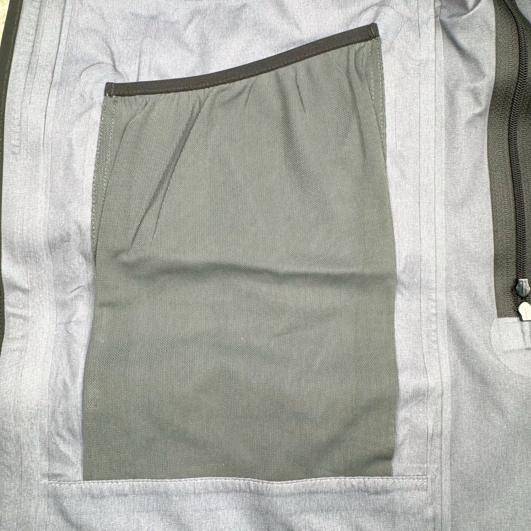 图片[16]-＃TZD Arcteryx Alpha SV 7 GORE-TEX Pro 始祖鸟第七代刺绣Logo图案休闲运动连帽拉链硬壳户外远足防水冲锋衣 台州顶级批次 现货供应 针对严酷的户外环境而设计 旨在为运动爱好者提供终极的保护 定制Bluesign认证的采用带经编背衬N40 P 3 LGORE-TEX面料 轻薄而耐磨，防风、防水且透气 三层复合 在高摩擦和易损坏的部位进行了加固处理 依照鸟核心科技E3D修身剪裁 整衣3D立体仿生学设计衣长臂弯 符合人体工程学剪裁原理 运动自如 采用YKK防水拉链 需要专业机器激光切割的弧形再用防水拉链热压合缝 定制拉链绳无色差竖纹打枣 刺绣采用进口TAJIMA机台加工 进口百灵达刺绣机器立体饱满 内膜高温压胶工艺 工人一小时才能压一件 做工精细全套辅料开模定制 水洗标吊卡齐全压胶工艺 带弹性帽沿锋帽 头盔兼容式风雪帽 兼容头盔视线自由单手可调节树脂拉链，加长孤形下摆 弹力设计 克防止寒气入侵等极端天气 锁住头部温度 轻便防水舒适柔软 这是鸟的匠心之作徒步系列从面料到做工细节都无可挑剔 尺码：S M L XL XXL-选品中心