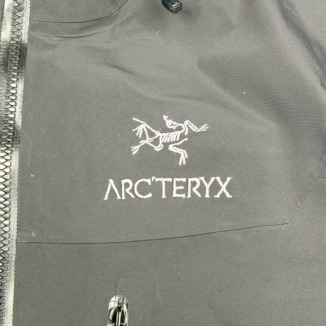 图片[11]-＃TZD Arcteryx Alpha SV 7 GORE-TEX Pro 始祖鸟第七代刺绣Logo图案休闲运动连帽拉链硬壳户外远足防水冲锋衣 台州顶级批次 现货供应 针对严酷的户外环境而设计 旨在为运动爱好者提供终极的保护 定制Bluesign认证的采用带经编背衬N40 P 3 LGORE-TEX面料 轻薄而耐磨，防风、防水且透气 三层复合 在高摩擦和易损坏的部位进行了加固处理 依照鸟核心科技E3D修身剪裁 整衣3D立体仿生学设计衣长臂弯 符合人体工程学剪裁原理 运动自如 采用YKK防水拉链 需要专业机器激光切割的弧形再用防水拉链热压合缝 定制拉链绳无色差竖纹打枣 刺绣采用进口TAJIMA机台加工 进口百灵达刺绣机器立体饱满 内膜高温压胶工艺 工人一小时才能压一件 做工精细全套辅料开模定制 水洗标吊卡齐全压胶工艺 带弹性帽沿锋帽 头盔兼容式风雪帽 兼容头盔视线自由单手可调节树脂拉链，加长孤形下摆 弹力设计 克防止寒气入侵等极端天气 锁住头部温度 轻便防水舒适柔软 这是鸟的匠心之作徒步系列从面料到做工细节都无可挑剔 尺码：S M L XL XXL-选品中心