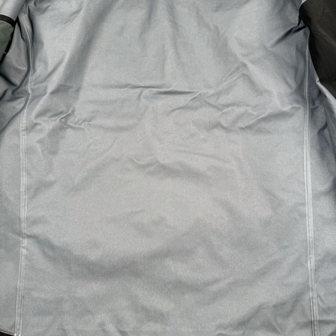 图片[13]-＃TZD Arcteryx Alpha SV 7 GORE-TEX Pro 始祖鸟第七代刺绣Logo图案休闲运动连帽拉链硬壳户外远足防水冲锋衣 台州顶级批次 现货供应 针对严酷的户外环境而设计 旨在为运动爱好者提供终极的保护 定制Bluesign认证的采用带经编背衬N40 P 3 LGORE-TEX面料 轻薄而耐磨，防风、防水且透气 三层复合 在高摩擦和易损坏的部位进行了加固处理 依照鸟核心科技E3D修身剪裁 整衣3D立体仿生学设计衣长臂弯 符合人体工程学剪裁原理 运动自如 采用YKK防水拉链 需要专业机器激光切割的弧形再用防水拉链热压合缝 定制拉链绳无色差竖纹打枣 刺绣采用进口TAJIMA机台加工 进口百灵达刺绣机器立体饱满 内膜高温压胶工艺 工人一小时才能压一件 做工精细全套辅料开模定制 水洗标吊卡齐全压胶工艺 带弹性帽沿锋帽 头盔兼容式风雪帽 兼容头盔视线自由单手可调节树脂拉链，加长孤形下摆 弹力设计 克防止寒气入侵等极端天气 锁住头部温度 轻便防水舒适柔软 这是鸟的匠心之作徒步系列从面料到做工细节都无可挑剔 尺码：S M L XL XXL-选品中心