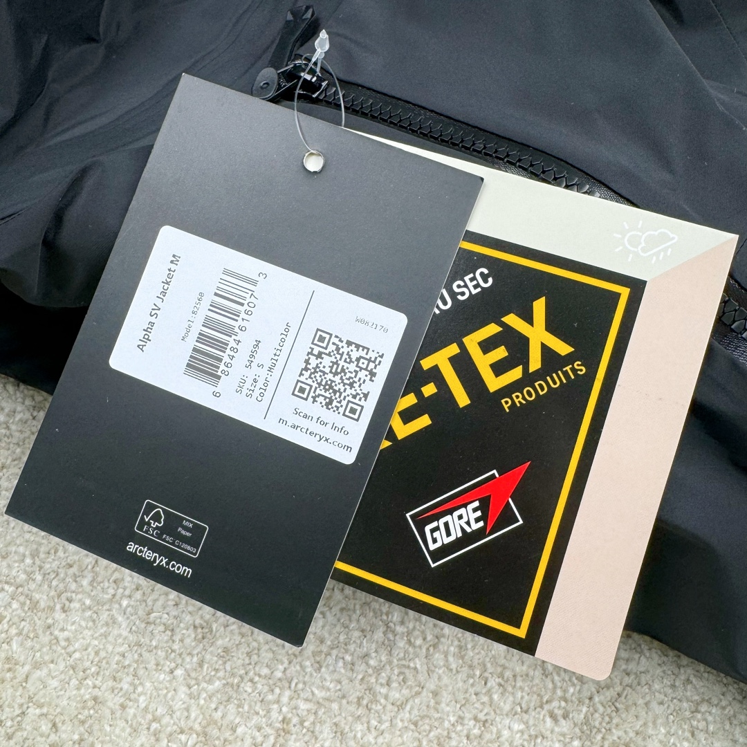 图片[9]-＃TZD Arcteryx Alpha SV 7 GORE-TEX Pro 始祖鸟第七代刺绣Logo图案休闲运动连帽拉链硬壳户外远足防水冲锋衣 台州顶级批次 现货供应 针对严酷的户外环境而设计 旨在为运动爱好者提供终极的保护 定制Bluesign认证的采用带经编背衬N40 P 3 LGORE-TEX面料 轻薄而耐磨，防风、防水且透气 三层复合 在高摩擦和易损坏的部位进行了加固处理 依照鸟核心科技E3D修身剪裁 整衣3D立体仿生学设计衣长臂弯 符合人体工程学剪裁原理 运动自如 采用YKK防水拉链 需要专业机器激光切割的弧形再用防水拉链热压合缝 定制拉链绳无色差竖纹打枣 刺绣采用进口TAJIMA机台加工 进口百灵达刺绣机器立体饱满 内膜高温压胶工艺 工人一小时才能压一件 做工精细全套辅料开模定制 水洗标吊卡齐全压胶工艺 带弹性帽沿锋帽 头盔兼容式风雪帽 兼容头盔视线自由单手可调节树脂拉链，加长孤形下摆 弹力设计 克防止寒气入侵等极端天气 锁住头部温度 轻便防水舒适柔软 这是鸟的匠心之作徒步系列从面料到做工细节都无可挑剔 尺码：S M L XL XXL-选品中心