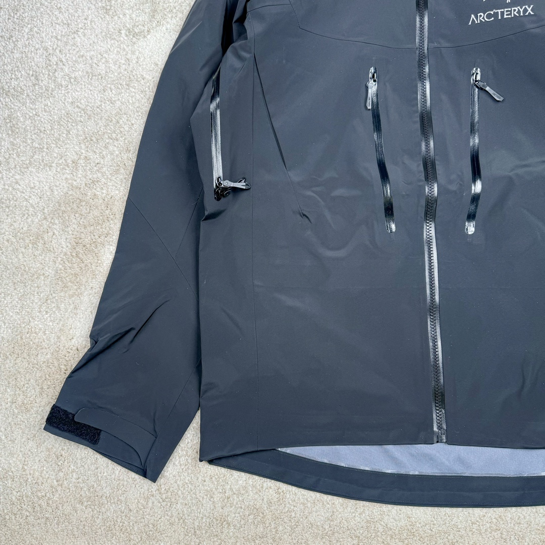 图片[5]-＃TZD Arcteryx Alpha SV 7 GORE-TEX Pro 始祖鸟第七代刺绣Logo图案休闲运动连帽拉链硬壳户外远足防水冲锋衣 台州顶级批次 现货供应 针对严酷的户外环境而设计 旨在为运动爱好者提供终极的保护 定制Bluesign认证的采用带经编背衬N40 P 3 LGORE-TEX面料 轻薄而耐磨，防风、防水且透气 三层复合 在高摩擦和易损坏的部位进行了加固处理 依照鸟核心科技E3D修身剪裁 整衣3D立体仿生学设计衣长臂弯 符合人体工程学剪裁原理 运动自如 采用YKK防水拉链 需要专业机器激光切割的弧形再用防水拉链热压合缝 定制拉链绳无色差竖纹打枣 刺绣采用进口TAJIMA机台加工 进口百灵达刺绣机器立体饱满 内膜高温压胶工艺 工人一小时才能压一件 做工精细全套辅料开模定制 水洗标吊卡齐全压胶工艺 带弹性帽沿锋帽 头盔兼容式风雪帽 兼容头盔视线自由单手可调节树脂拉链，加长孤形下摆 弹力设计 克防止寒气入侵等极端天气 锁住头部温度 轻便防水舒适柔软 这是鸟的匠心之作徒步系列从面料到做工细节都无可挑剔 尺码：S M L XL XXL-选品中心