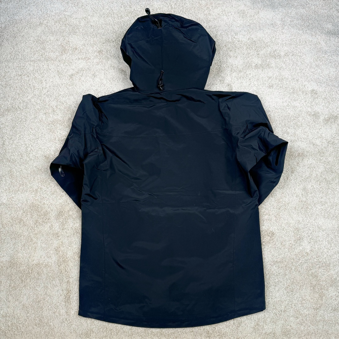 图片[2]-＃TZD Arcteryx Alpha SV 7 GORE-TEX Pro 始祖鸟第七代刺绣Logo图案休闲运动连帽拉链硬壳户外远足防水冲锋衣 台州顶级批次 现货供应 针对严酷的户外环境而设计 旨在为运动爱好者提供终极的保护 定制Bluesign认证的采用带经编背衬N40 P 3 LGORE-TEX面料 轻薄而耐磨，防风、防水且透气 三层复合 在高摩擦和易损坏的部位进行了加固处理 依照鸟核心科技E3D修身剪裁 整衣3D立体仿生学设计衣长臂弯 符合人体工程学剪裁原理 运动自如 采用YKK防水拉链 需要专业机器激光切割的弧形再用防水拉链热压合缝 定制拉链绳无色差竖纹打枣 刺绣采用进口TAJIMA机台加工 进口百灵达刺绣机器立体饱满 内膜高温压胶工艺 工人一小时才能压一件 做工精细全套辅料开模定制 水洗标吊卡齐全压胶工艺 带弹性帽沿锋帽 头盔兼容式风雪帽 兼容头盔视线自由单手可调节树脂拉链，加长孤形下摆 弹力设计 克防止寒气入侵等极端天气 锁住头部温度 轻便防水舒适柔软 这是鸟的匠心之作徒步系列从面料到做工细节都无可挑剔 尺码：S M L XL XXL-选品中心