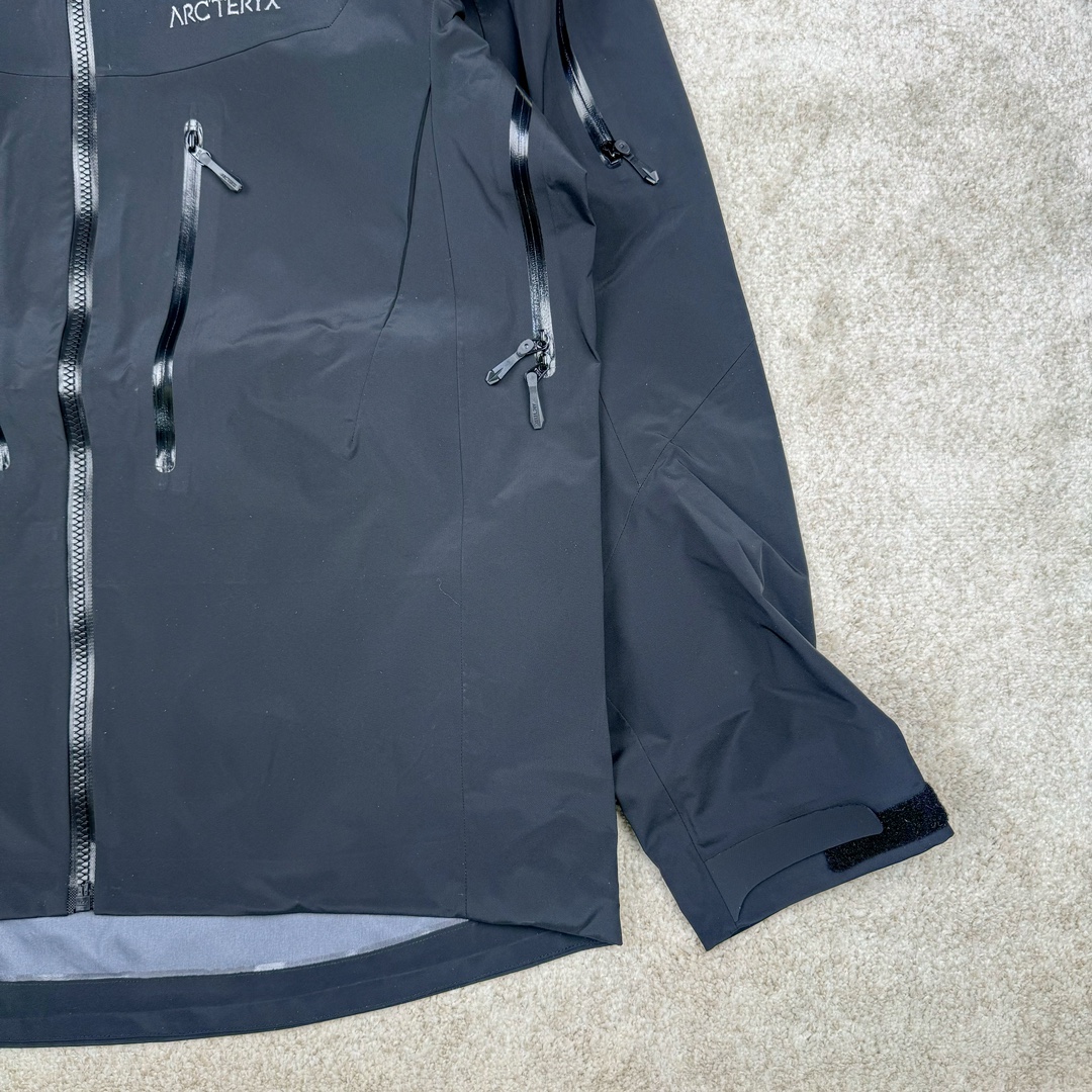 图片[6]-＃TZD Arcteryx Alpha SV 7 GORE-TEX Pro 始祖鸟第七代刺绣Logo图案休闲运动连帽拉链硬壳户外远足防水冲锋衣 台州顶级批次 现货供应 针对严酷的户外环境而设计 旨在为运动爱好者提供终极的保护 定制Bluesign认证的采用带经编背衬N40 P 3 LGORE-TEX面料 轻薄而耐磨，防风、防水且透气 三层复合 在高摩擦和易损坏的部位进行了加固处理 依照鸟核心科技E3D修身剪裁 整衣3D立体仿生学设计衣长臂弯 符合人体工程学剪裁原理 运动自如 采用YKK防水拉链 需要专业机器激光切割的弧形再用防水拉链热压合缝 定制拉链绳无色差竖纹打枣 刺绣采用进口TAJIMA机台加工 进口百灵达刺绣机器立体饱满 内膜高温压胶工艺 工人一小时才能压一件 做工精细全套辅料开模定制 水洗标吊卡齐全压胶工艺 带弹性帽沿锋帽 头盔兼容式风雪帽 兼容头盔视线自由单手可调节树脂拉链，加长孤形下摆 弹力设计 克防止寒气入侵等极端天气 锁住头部温度 轻便防水舒适柔软 这是鸟的匠心之作徒步系列从面料到做工细节都无可挑剔 尺码：S M L XL XXL-选品中心