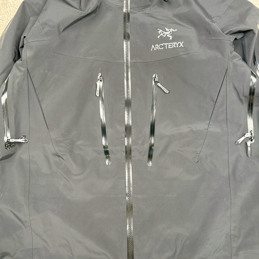 图片[10]-＃TZD Arcteryx Alpha SV 7 GORE-TEX Pro 始祖鸟第七代刺绣Logo图案休闲运动连帽拉链硬壳户外远足防水冲锋衣 台州顶级批次 现货供应 针对严酷的户外环境而设计 旨在为运动爱好者提供终极的保护 定制Bluesign认证的采用带经编背衬N40 P 3 LGORE-TEX面料 轻薄而耐磨，防风、防水且透气 三层复合 在高摩擦和易损坏的部位进行了加固处理 依照鸟核心科技E3D修身剪裁 整衣3D立体仿生学设计衣长臂弯 符合人体工程学剪裁原理 运动自如 采用YKK防水拉链 需要专业机器激光切割的弧形再用防水拉链热压合缝 定制拉链绳无色差竖纹打枣 刺绣采用进口TAJIMA机台加工 进口百灵达刺绣机器立体饱满 内膜高温压胶工艺 工人一小时才能压一件 做工精细全套辅料开模定制 水洗标吊卡齐全压胶工艺 带弹性帽沿锋帽 头盔兼容式风雪帽 兼容头盔视线自由单手可调节树脂拉链，加长孤形下摆 弹力设计 克防止寒气入侵等极端天气 锁住头部温度 轻便防水舒适柔软 这是鸟的匠心之作徒步系列从面料到做工细节都无可挑剔 尺码：S M L XL XXL-选品中心