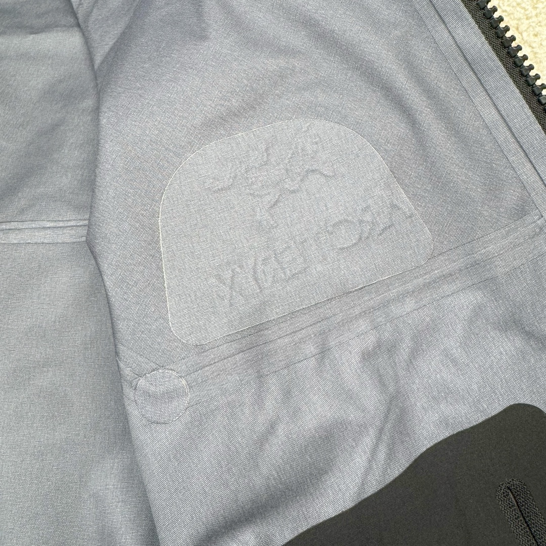 图片[15]-＃TZD Arcteryx Alpha SV 7 GORE-TEX Pro 始祖鸟第七代刺绣Logo图案休闲运动连帽拉链硬壳户外远足防水冲锋衣 台州顶级批次 现货供应 针对严酷的户外环境而设计 旨在为运动爱好者提供终极的保护 定制Bluesign认证的采用带经编背衬N40 P 3 LGORE-TEX面料 轻薄而耐磨，防风、防水且透气 三层复合 在高摩擦和易损坏的部位进行了加固处理 依照鸟核心科技E3D修身剪裁 整衣3D立体仿生学设计衣长臂弯 符合人体工程学剪裁原理 运动自如 采用YKK防水拉链 需要专业机器激光切割的弧形再用防水拉链热压合缝 定制拉链绳无色差竖纹打枣 刺绣采用进口TAJIMA机台加工 进口百灵达刺绣机器立体饱满 内膜高温压胶工艺 工人一小时才能压一件 做工精细全套辅料开模定制 水洗标吊卡齐全压胶工艺 带弹性帽沿锋帽 头盔兼容式风雪帽 兼容头盔视线自由单手可调节树脂拉链，加长孤形下摆 弹力设计 克防止寒气入侵等极端天气 锁住头部温度 轻便防水舒适柔软 这是鸟的匠心之作徒步系列从面料到做工细节都无可挑剔 尺码：S M L XL XXL-选品中心