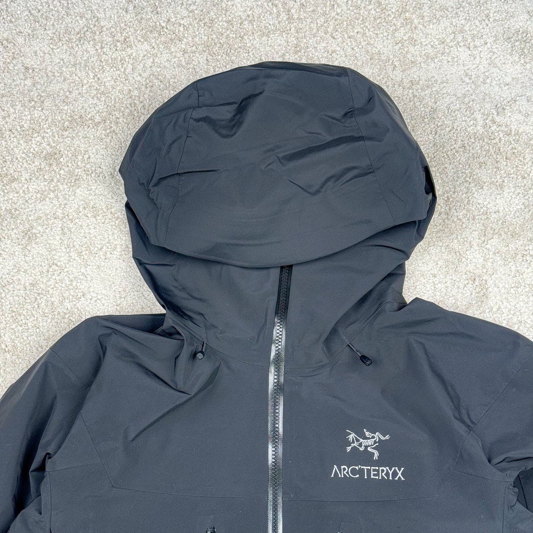图片[4]-＃TZD Arcteryx Alpha SV 7 GORE-TEX Pro 始祖鸟第七代刺绣Logo图案休闲运动连帽拉链硬壳户外远足防水冲锋衣 台州顶级批次 现货供应 针对严酷的户外环境而设计 旨在为运动爱好者提供终极的保护 定制Bluesign认证的采用带经编背衬N40 P 3 LGORE-TEX面料 轻薄而耐磨，防风、防水且透气 三层复合 在高摩擦和易损坏的部位进行了加固处理 依照鸟核心科技E3D修身剪裁 整衣3D立体仿生学设计衣长臂弯 符合人体工程学剪裁原理 运动自如 采用YKK防水拉链 需要专业机器激光切割的弧形再用防水拉链热压合缝 定制拉链绳无色差竖纹打枣 刺绣采用进口TAJIMA机台加工 进口百灵达刺绣机器立体饱满 内膜高温压胶工艺 工人一小时才能压一件 做工精细全套辅料开模定制 水洗标吊卡齐全压胶工艺 带弹性帽沿锋帽 头盔兼容式风雪帽 兼容头盔视线自由单手可调节树脂拉链，加长孤形下摆 弹力设计 克防止寒气入侵等极端天气 锁住头部温度 轻便防水舒适柔软 这是鸟的匠心之作徒步系列从面料到做工细节都无可挑剔 尺码：S M L XL XXL-选品中心