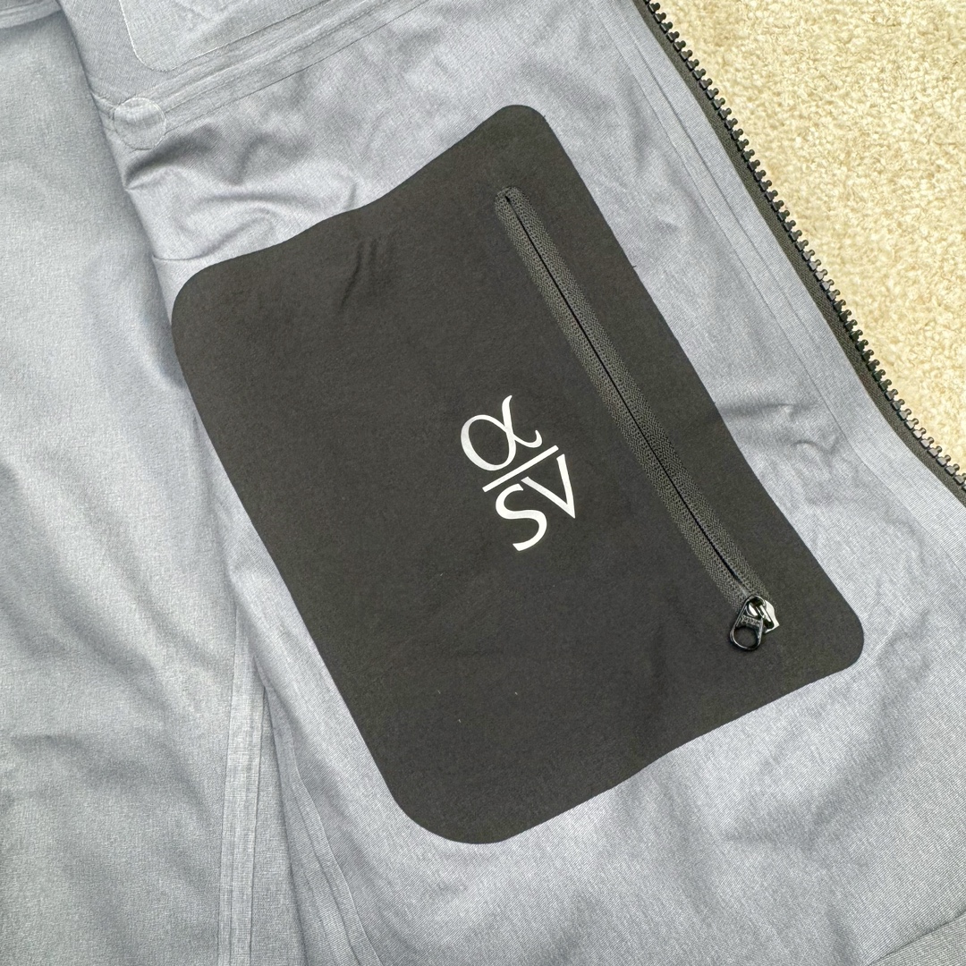 图片[14]-＃TZD Arcteryx Alpha SV 7 GORE-TEX Pro 始祖鸟第七代刺绣Logo图案休闲运动连帽拉链硬壳户外远足防水冲锋衣 台州顶级批次 现货供应 针对严酷的户外环境而设计 旨在为运动爱好者提供终极的保护 定制Bluesign认证的采用带经编背衬N40 P 3 LGORE-TEX面料 轻薄而耐磨，防风、防水且透气 三层复合 在高摩擦和易损坏的部位进行了加固处理 依照鸟核心科技E3D修身剪裁 整衣3D立体仿生学设计衣长臂弯 符合人体工程学剪裁原理 运动自如 采用YKK防水拉链 需要专业机器激光切割的弧形再用防水拉链热压合缝 定制拉链绳无色差竖纹打枣 刺绣采用进口TAJIMA机台加工 进口百灵达刺绣机器立体饱满 内膜高温压胶工艺 工人一小时才能压一件 做工精细全套辅料开模定制 水洗标吊卡齐全压胶工艺 带弹性帽沿锋帽 头盔兼容式风雪帽 兼容头盔视线自由单手可调节树脂拉链，加长孤形下摆 弹力设计 克防止寒气入侵等极端天气 锁住头部温度 轻便防水舒适柔软 这是鸟的匠心之作徒步系列从面料到做工细节都无可挑剔 尺码：S M L XL XXL-选品中心