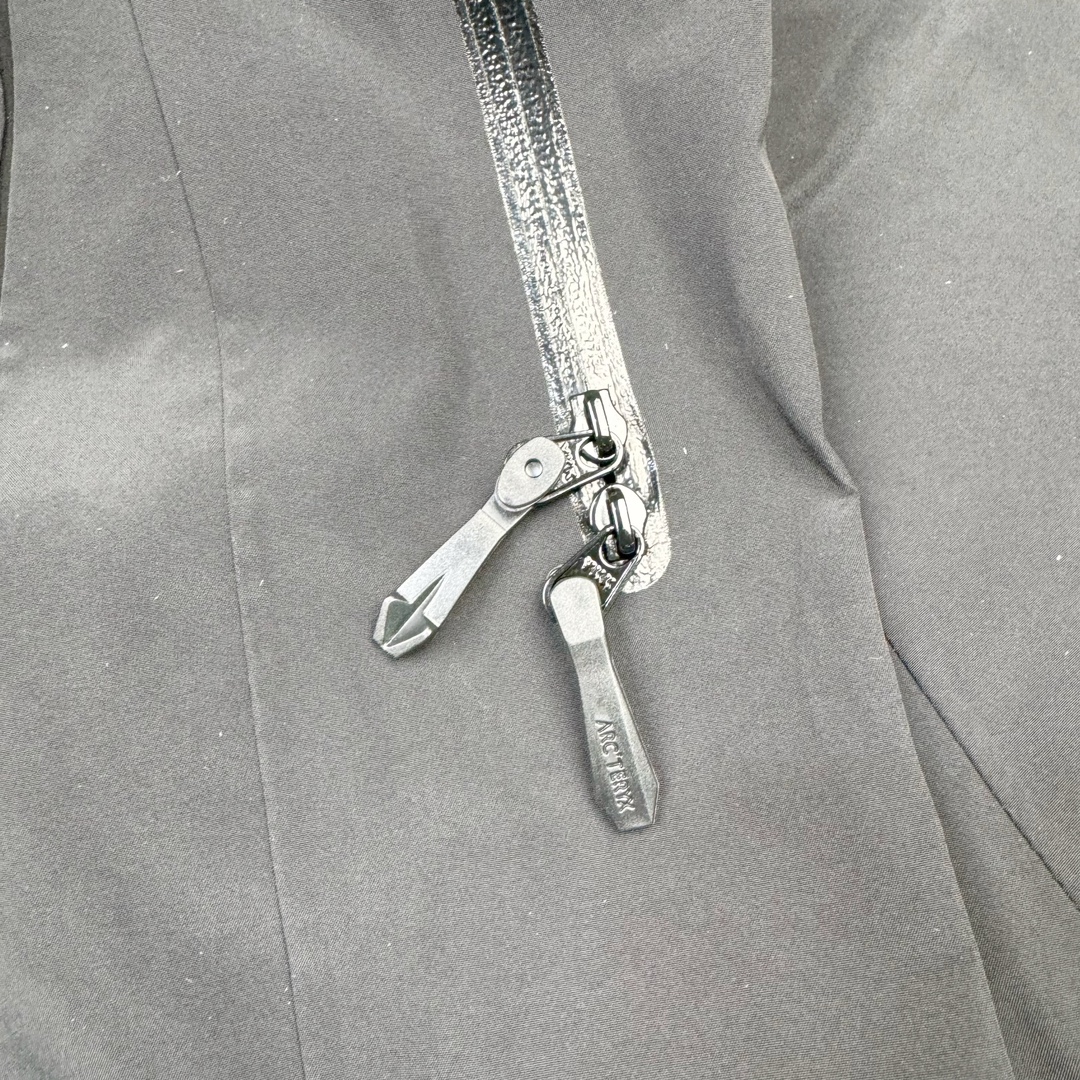 图片[12]-＃TZD Arcteryx Alpha SV 7 GORE-TEX Pro 始祖鸟第七代刺绣Logo图案休闲运动连帽拉链硬壳户外远足防水冲锋衣 台州顶级批次 现货供应 针对严酷的户外环境而设计 旨在为运动爱好者提供终极的保护 定制Bluesign认证的采用带经编背衬N40 P 3 LGORE-TEX面料 轻薄而耐磨，防风、防水且透气 三层复合 在高摩擦和易损坏的部位进行了加固处理 依照鸟核心科技E3D修身剪裁 整衣3D立体仿生学设计衣长臂弯 符合人体工程学剪裁原理 运动自如 采用YKK防水拉链 需要专业机器激光切割的弧形再用防水拉链热压合缝 定制拉链绳无色差竖纹打枣 刺绣采用进口TAJIMA机台加工 进口百灵达刺绣机器立体饱满 内膜高温压胶工艺 工人一小时才能压一件 做工精细全套辅料开模定制 水洗标吊卡齐全压胶工艺 带弹性帽沿锋帽 头盔兼容式风雪帽 兼容头盔视线自由单手可调节树脂拉链，加长孤形下摆 弹力设计 克防止寒气入侵等极端天气 锁住头部温度 轻便防水舒适柔软 这是鸟的匠心之作徒步系列从面料到做工细节都无可挑剔 尺码：S M L XL XXL-选品中心