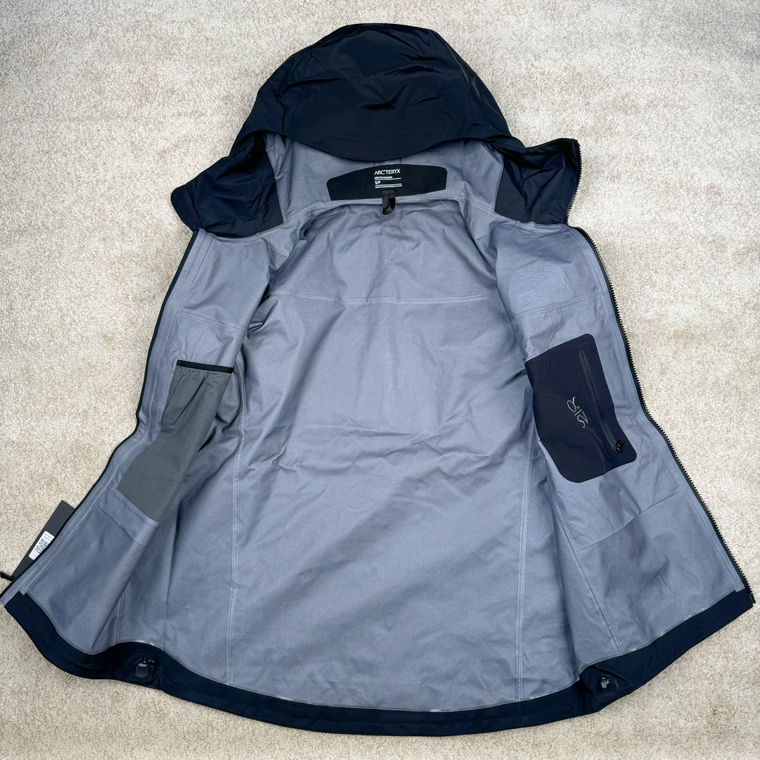 图片[3]-＃TZD Arcteryx Alpha SV 7 GORE-TEX Pro 始祖鸟第七代刺绣Logo图案休闲运动连帽拉链硬壳户外远足防水冲锋衣 台州顶级批次 现货供应 针对严酷的户外环境而设计 旨在为运动爱好者提供终极的保护 定制Bluesign认证的采用带经编背衬N40 P 3 LGORE-TEX面料 轻薄而耐磨，防风、防水且透气 三层复合 在高摩擦和易损坏的部位进行了加固处理 依照鸟核心科技E3D修身剪裁 整衣3D立体仿生学设计衣长臂弯 符合人体工程学剪裁原理 运动自如 采用YKK防水拉链 需要专业机器激光切割的弧形再用防水拉链热压合缝 定制拉链绳无色差竖纹打枣 刺绣采用进口TAJIMA机台加工 进口百灵达刺绣机器立体饱满 内膜高温压胶工艺 工人一小时才能压一件 做工精细全套辅料开模定制 水洗标吊卡齐全压胶工艺 带弹性帽沿锋帽 头盔兼容式风雪帽 兼容头盔视线自由单手可调节树脂拉链，加长孤形下摆 弹力设计 克防止寒气入侵等极端天气 锁住头部温度 轻便防水舒适柔软 这是鸟的匠心之作徒步系列从面料到做工细节都无可挑剔 尺码：S M L XL XXL-选品中心