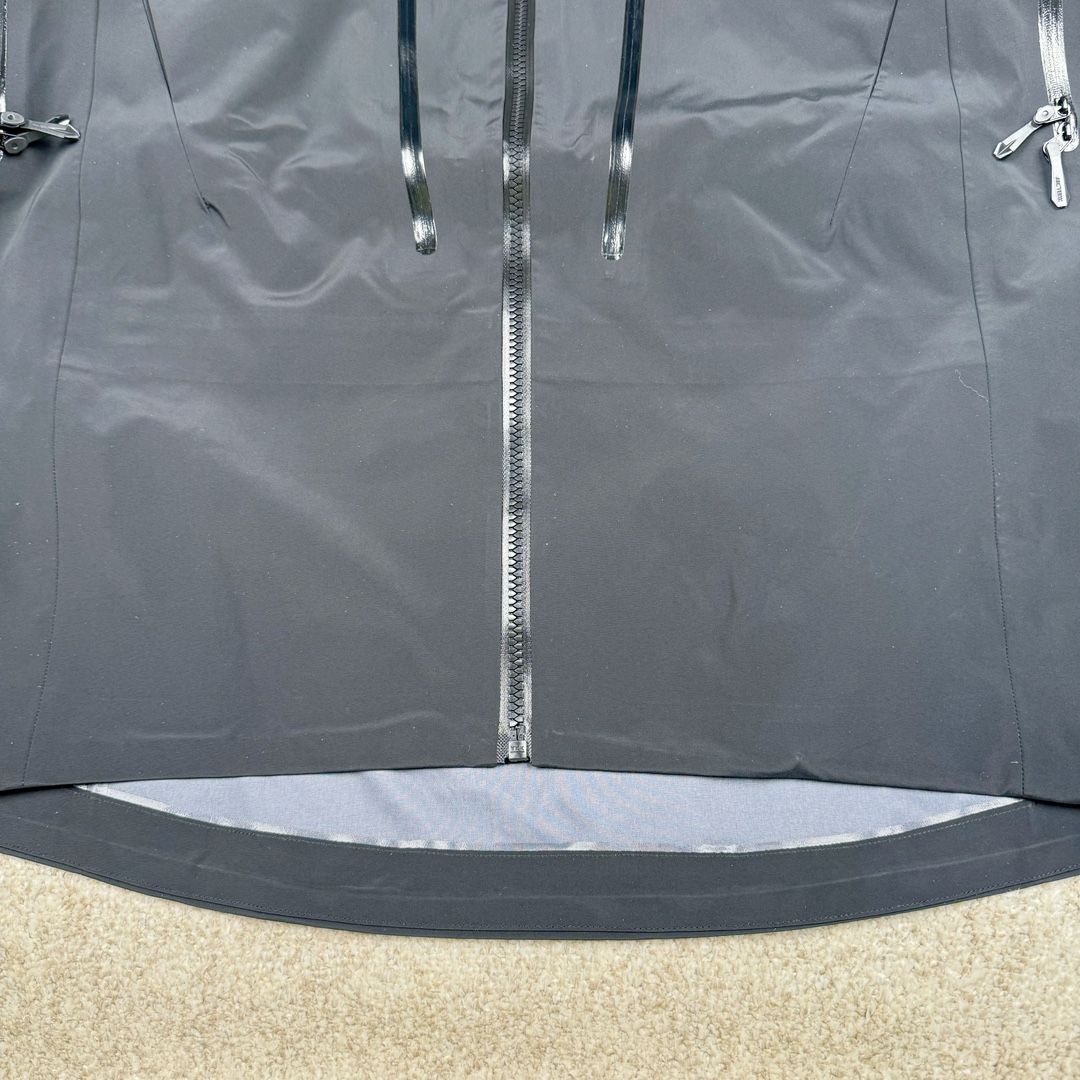 图片[7]-＃TZD Arcteryx Alpha SV 7 GORE-TEX Pro 始祖鸟第七代刺绣Logo图案休闲运动连帽拉链硬壳户外远足防水冲锋衣 台州顶级批次 现货供应 针对严酷的户外环境而设计 旨在为运动爱好者提供终极的保护 定制Bluesign认证的采用带经编背衬N40 P 3 LGORE-TEX面料 轻薄而耐磨，防风、防水且透气 三层复合 在高摩擦和易损坏的部位进行了加固处理 依照鸟核心科技E3D修身剪裁 整衣3D立体仿生学设计衣长臂弯 符合人体工程学剪裁原理 运动自如 采用YKK防水拉链 需要专业机器激光切割的弧形再用防水拉链热压合缝 定制拉链绳无色差竖纹打枣 刺绣采用进口TAJIMA机台加工 进口百灵达刺绣机器立体饱满 内膜高温压胶工艺 工人一小时才能压一件 做工精细全套辅料开模定制 水洗标吊卡齐全压胶工艺 带弹性帽沿锋帽 头盔兼容式风雪帽 兼容头盔视线自由单手可调节树脂拉链，加长孤形下摆 弹力设计 克防止寒气入侵等极端天气 锁住头部温度 轻便防水舒适柔软 这是鸟的匠心之作徒步系列从面料到做工细节都无可挑剔 尺码：S M L XL XXL-选品中心