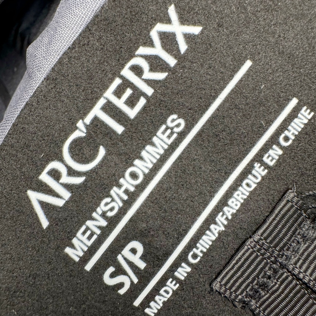 图片[17]-＃TZD Arcteryx Alpha SV 7 GORE-TEX Pro 始祖鸟第七代刺绣Logo图案休闲运动连帽拉链硬壳户外远足防水冲锋衣 台州顶级批次 现货供应 针对严酷的户外环境而设计 旨在为运动爱好者提供终极的保护 定制Bluesign认证的采用带经编背衬N40 P 3 LGORE-TEX面料 轻薄而耐磨，防风、防水且透气 三层复合 在高摩擦和易损坏的部位进行了加固处理 依照鸟核心科技E3D修身剪裁 整衣3D立体仿生学设计衣长臂弯 符合人体工程学剪裁原理 运动自如 采用YKK防水拉链 需要专业机器激光切割的弧形再用防水拉链热压合缝 定制拉链绳无色差竖纹打枣 刺绣采用进口TAJIMA机台加工 进口百灵达刺绣机器立体饱满 内膜高温压胶工艺 工人一小时才能压一件 做工精细全套辅料开模定制 水洗标吊卡齐全压胶工艺 带弹性帽沿锋帽 头盔兼容式风雪帽 兼容头盔视线自由单手可调节树脂拉链，加长孤形下摆 弹力设计 克防止寒气入侵等极端天气 锁住头部温度 轻便防水舒适柔软 这是鸟的匠心之作徒步系列从面料到做工细节都无可挑剔 尺码：S M L XL XXL-选品中心