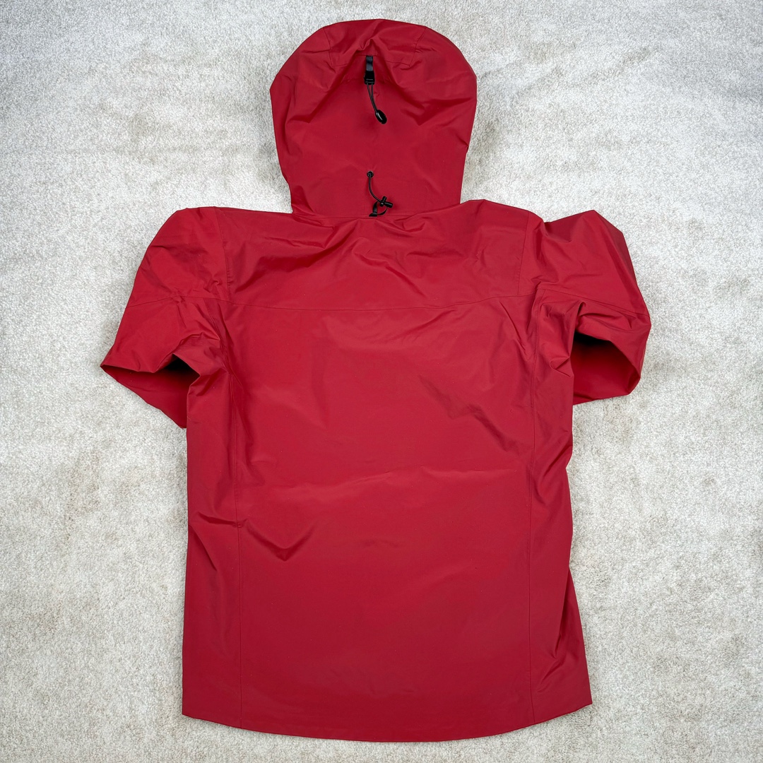 图片[2]-＃TZD Arcteryx Alpha SV 7 GORE-TEX Pro 始祖鸟第七代刺绣Logo图案休闲运动连帽拉链硬壳户外远足防水冲锋衣 台州顶级批次 现货供应 针对严酷的户外环境而设计 旨在为运动爱好者提供终极的保护 定制Bluesign认证的采用带经编背衬N40 P 3 LGORE-TEX面料 轻薄而耐磨，防风、防水且透气 三层复合 在高摩擦和易损坏的部位进行了加固处理 依照鸟核心科技E3D修身剪裁 整衣3D立体仿生学设计衣长臂弯 符合人体工程学剪裁原理 运动自如 采用YKK防水拉链 需要专业机器激光切割的弧形再用防水拉链热压合缝 定制拉链绳无色差竖纹打枣 刺绣采用进口TAJIMA机台加工 进口百灵达刺绣机器立体饱满 内膜高温压胶工艺 工人一小时才能压一件 做工精细全套辅料开模定制 水洗标吊卡齐全压胶工艺 带弹性帽沿锋帽 头盔兼容式风雪帽 兼容头盔视线自由单手可调节树脂拉链，加长孤形下摆 弹力设计 克防止寒气入侵等极端天气 锁住头部温度 轻便防水舒适柔软 这是鸟的匠心之作徒步系列从面料到做工细节都无可挑剔 尺码：S M L XL XXL-选品中心