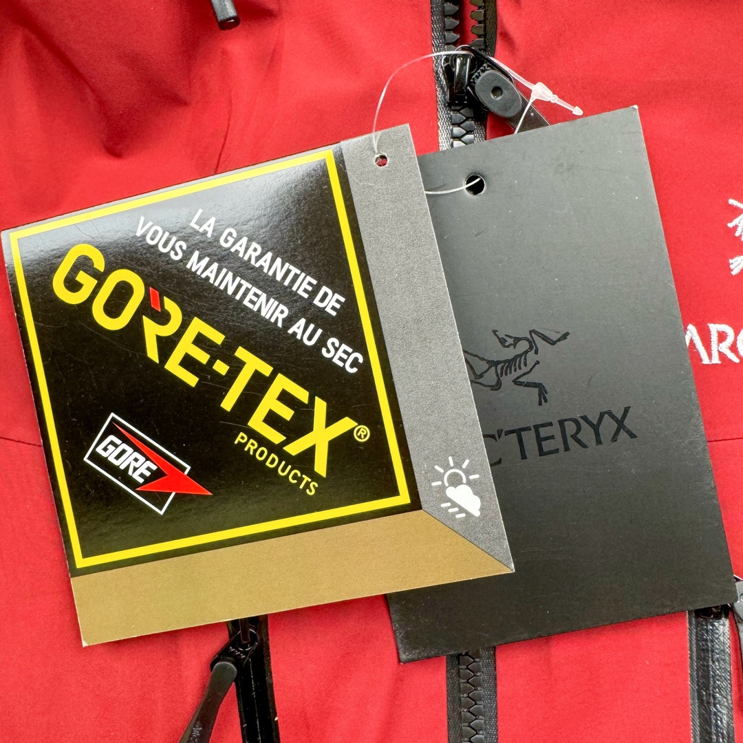 图片[11]-＃TZD Arcteryx Alpha SV 7 GORE-TEX Pro 始祖鸟第七代刺绣Logo图案休闲运动连帽拉链硬壳户外远足防水冲锋衣 台州顶级批次 现货供应 针对严酷的户外环境而设计 旨在为运动爱好者提供终极的保护 定制Bluesign认证的采用带经编背衬N40 P 3 LGORE-TEX面料 轻薄而耐磨，防风、防水且透气 三层复合 在高摩擦和易损坏的部位进行了加固处理 依照鸟核心科技E3D修身剪裁 整衣3D立体仿生学设计衣长臂弯 符合人体工程学剪裁原理 运动自如 采用YKK防水拉链 需要专业机器激光切割的弧形再用防水拉链热压合缝 定制拉链绳无色差竖纹打枣 刺绣采用进口TAJIMA机台加工 进口百灵达刺绣机器立体饱满 内膜高温压胶工艺 工人一小时才能压一件 做工精细全套辅料开模定制 水洗标吊卡齐全压胶工艺 带弹性帽沿锋帽 头盔兼容式风雪帽 兼容头盔视线自由单手可调节树脂拉链，加长孤形下摆 弹力设计 克防止寒气入侵等极端天气 锁住头部温度 轻便防水舒适柔软 这是鸟的匠心之作徒步系列从面料到做工细节都无可挑剔 尺码：S M L XL XXL-选品中心