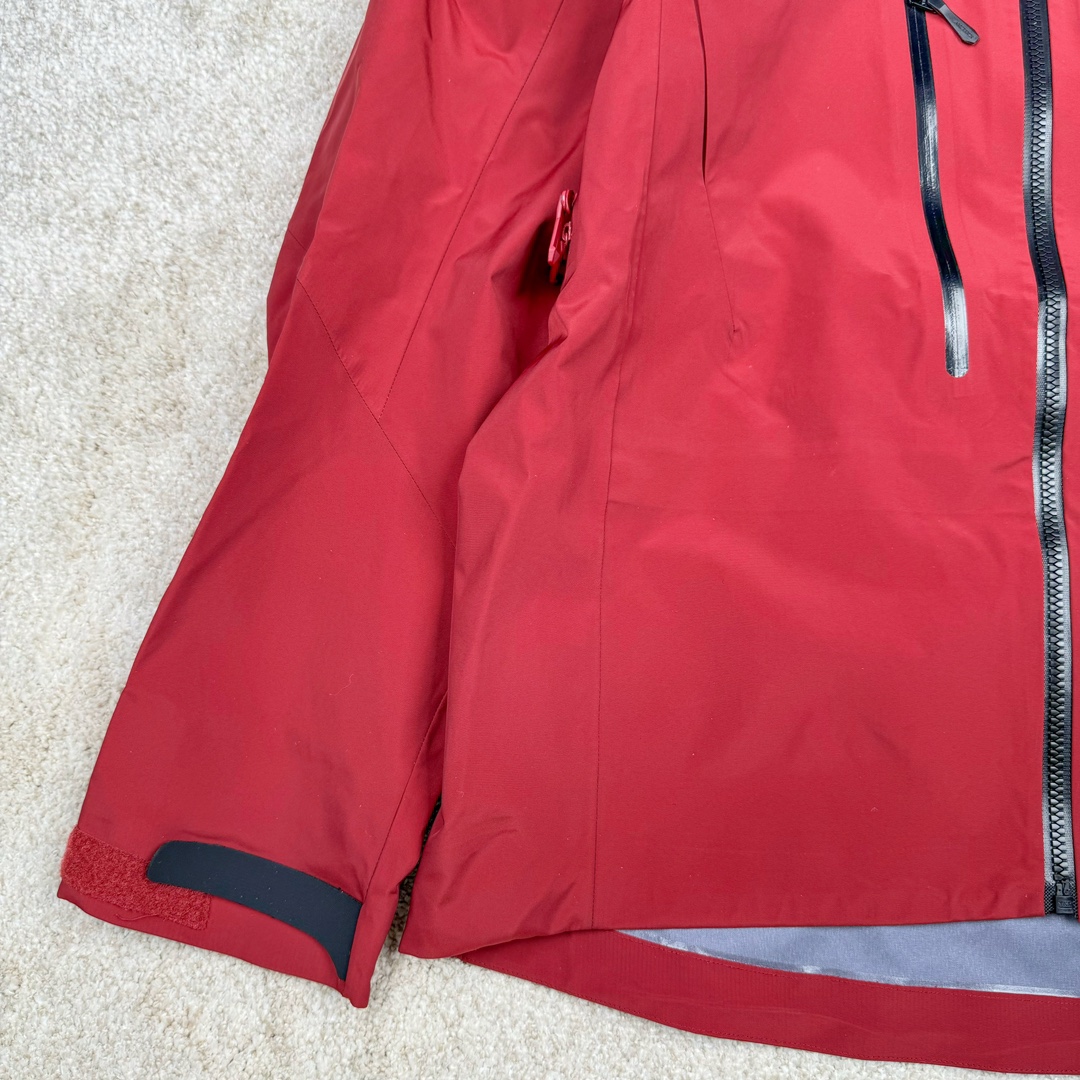 图片[5]-＃TZD Arcteryx Alpha SV 7 GORE-TEX Pro 始祖鸟第七代刺绣Logo图案休闲运动连帽拉链硬壳户外远足防水冲锋衣 台州顶级批次 现货供应 针对严酷的户外环境而设计 旨在为运动爱好者提供终极的保护 定制Bluesign认证的采用带经编背衬N40 P 3 LGORE-TEX面料 轻薄而耐磨，防风、防水且透气 三层复合 在高摩擦和易损坏的部位进行了加固处理 依照鸟核心科技E3D修身剪裁 整衣3D立体仿生学设计衣长臂弯 符合人体工程学剪裁原理 运动自如 采用YKK防水拉链 需要专业机器激光切割的弧形再用防水拉链热压合缝 定制拉链绳无色差竖纹打枣 刺绣采用进口TAJIMA机台加工 进口百灵达刺绣机器立体饱满 内膜高温压胶工艺 工人一小时才能压一件 做工精细全套辅料开模定制 水洗标吊卡齐全压胶工艺 带弹性帽沿锋帽 头盔兼容式风雪帽 兼容头盔视线自由单手可调节树脂拉链，加长孤形下摆 弹力设计 克防止寒气入侵等极端天气 锁住头部温度 轻便防水舒适柔软 这是鸟的匠心之作徒步系列从面料到做工细节都无可挑剔 尺码：S M L XL XXL-选品中心
