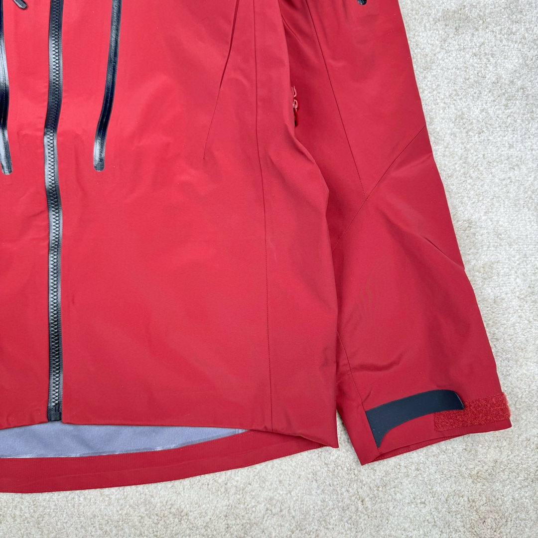 图片[6]-＃TZD Arcteryx Alpha SV 7 GORE-TEX Pro 始祖鸟第七代刺绣Logo图案休闲运动连帽拉链硬壳户外远足防水冲锋衣 台州顶级批次 现货供应 针对严酷的户外环境而设计 旨在为运动爱好者提供终极的保护 定制Bluesign认证的采用带经编背衬N40 P 3 LGORE-TEX面料 轻薄而耐磨，防风、防水且透气 三层复合 在高摩擦和易损坏的部位进行了加固处理 依照鸟核心科技E3D修身剪裁 整衣3D立体仿生学设计衣长臂弯 符合人体工程学剪裁原理 运动自如 采用YKK防水拉链 需要专业机器激光切割的弧形再用防水拉链热压合缝 定制拉链绳无色差竖纹打枣 刺绣采用进口TAJIMA机台加工 进口百灵达刺绣机器立体饱满 内膜高温压胶工艺 工人一小时才能压一件 做工精细全套辅料开模定制 水洗标吊卡齐全压胶工艺 带弹性帽沿锋帽 头盔兼容式风雪帽 兼容头盔视线自由单手可调节树脂拉链，加长孤形下摆 弹力设计 克防止寒气入侵等极端天气 锁住头部温度 轻便防水舒适柔软 这是鸟的匠心之作徒步系列从面料到做工细节都无可挑剔 尺码：S M L XL XXL-选品中心