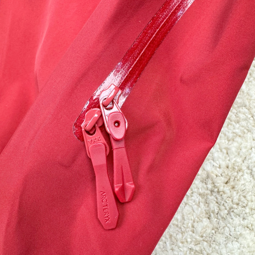 图片[10]-＃TZD Arcteryx Alpha SV 7 GORE-TEX Pro 始祖鸟第七代刺绣Logo图案休闲运动连帽拉链硬壳户外远足防水冲锋衣 台州顶级批次 现货供应 针对严酷的户外环境而设计 旨在为运动爱好者提供终极的保护 定制Bluesign认证的采用带经编背衬N40 P 3 LGORE-TEX面料 轻薄而耐磨，防风、防水且透气 三层复合 在高摩擦和易损坏的部位进行了加固处理 依照鸟核心科技E3D修身剪裁 整衣3D立体仿生学设计衣长臂弯 符合人体工程学剪裁原理 运动自如 采用YKK防水拉链 需要专业机器激光切割的弧形再用防水拉链热压合缝 定制拉链绳无色差竖纹打枣 刺绣采用进口TAJIMA机台加工 进口百灵达刺绣机器立体饱满 内膜高温压胶工艺 工人一小时才能压一件 做工精细全套辅料开模定制 水洗标吊卡齐全压胶工艺 带弹性帽沿锋帽 头盔兼容式风雪帽 兼容头盔视线自由单手可调节树脂拉链，加长孤形下摆 弹力设计 克防止寒气入侵等极端天气 锁住头部温度 轻便防水舒适柔软 这是鸟的匠心之作徒步系列从面料到做工细节都无可挑剔 尺码：S M L XL XXL-选品中心