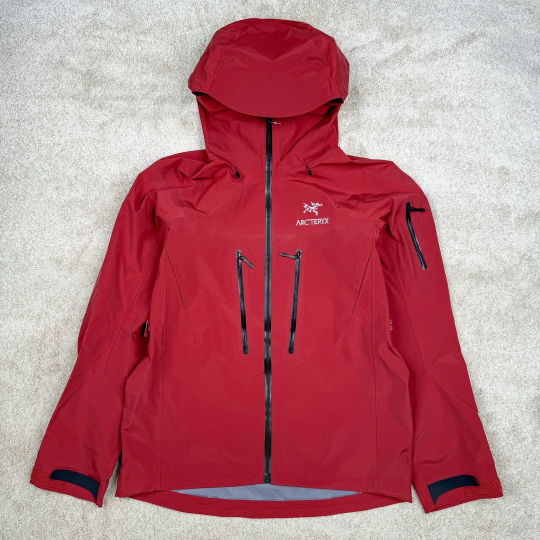 ＃TZD Arcteryx Alpha SV 7 GORE-TEX Pro 始祖鸟第七代刺绣Logo图案休闲运动连帽拉链硬壳户外远足防水冲锋衣 台州顶级批次 现货供应 针对严酷的户外环境而设计 旨在为运动爱好者提供终极的保护 定制Bluesign认证的采用带经编背衬N40 P 3 LGORE-TEX面料 轻薄而耐磨，防风、防水且透气 三层复合 在高摩擦和易损坏的部位进行了加固处理 依照鸟核心科技E3D修身剪裁 整衣3D立体仿生学设计衣长臂弯 符合人体工程学剪裁原理 运动自如 采用YKK防水拉链 需要专业机器激光切割的弧形再用防水拉链热压合缝 定制拉链绳无色差竖纹打枣 刺绣采用进口TAJIMA机台加工 进口百灵达刺绣机器立体饱满 内膜高温压胶工艺 工人一小时才能压一件 做工精细全套辅料开模定制 水洗标吊卡齐全压胶工艺 带弹性帽沿锋帽 头盔兼容式风雪帽 兼容头盔视线自由单手可调节树脂拉链，加长孤形下摆 弹力设计 克防止寒气入侵等极端天气 锁住头部温度 轻便防水舒适柔软 这是鸟的匠心之作徒步系列从面料到做工细节都无可挑剔 尺码：S M L XL XXL-选品中心