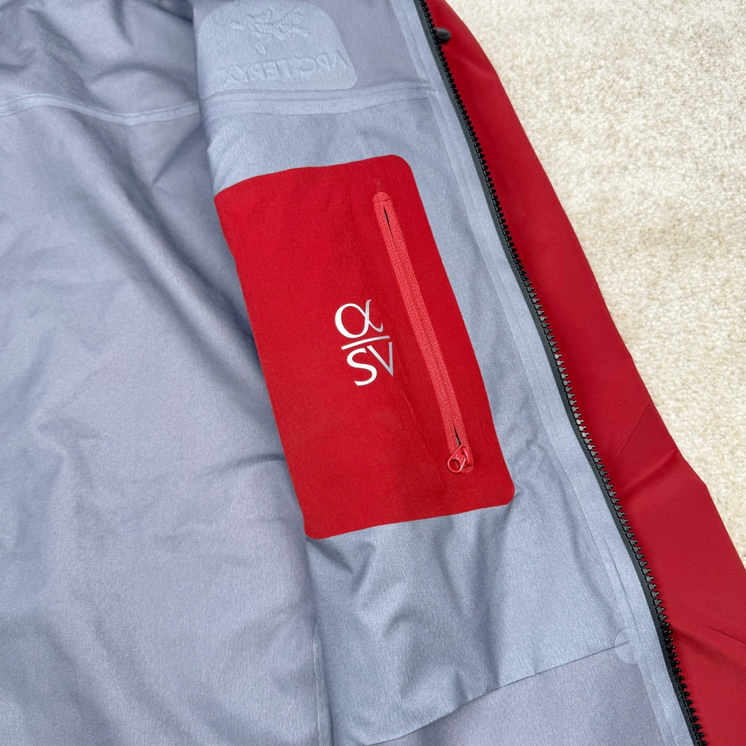 图片[12]-＃TZD Arcteryx Alpha SV 7 GORE-TEX Pro 始祖鸟第七代刺绣Logo图案休闲运动连帽拉链硬壳户外远足防水冲锋衣 台州顶级批次 现货供应 针对严酷的户外环境而设计 旨在为运动爱好者提供终极的保护 定制Bluesign认证的采用带经编背衬N40 P 3 LGORE-TEX面料 轻薄而耐磨，防风、防水且透气 三层复合 在高摩擦和易损坏的部位进行了加固处理 依照鸟核心科技E3D修身剪裁 整衣3D立体仿生学设计衣长臂弯 符合人体工程学剪裁原理 运动自如 采用YKK防水拉链 需要专业机器激光切割的弧形再用防水拉链热压合缝 定制拉链绳无色差竖纹打枣 刺绣采用进口TAJIMA机台加工 进口百灵达刺绣机器立体饱满 内膜高温压胶工艺 工人一小时才能压一件 做工精细全套辅料开模定制 水洗标吊卡齐全压胶工艺 带弹性帽沿锋帽 头盔兼容式风雪帽 兼容头盔视线自由单手可调节树脂拉链，加长孤形下摆 弹力设计 克防止寒气入侵等极端天气 锁住头部温度 轻便防水舒适柔软 这是鸟的匠心之作徒步系列从面料到做工细节都无可挑剔 尺码：S M L XL XXL-选品中心