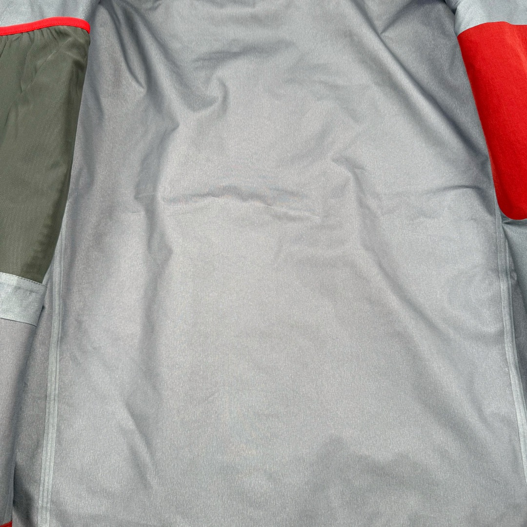 图片[14]-＃TZD Arcteryx Alpha SV 7 GORE-TEX Pro 始祖鸟第七代刺绣Logo图案休闲运动连帽拉链硬壳户外远足防水冲锋衣 台州顶级批次 现货供应 针对严酷的户外环境而设计 旨在为运动爱好者提供终极的保护 定制Bluesign认证的采用带经编背衬N40 P 3 LGORE-TEX面料 轻薄而耐磨，防风、防水且透气 三层复合 在高摩擦和易损坏的部位进行了加固处理 依照鸟核心科技E3D修身剪裁 整衣3D立体仿生学设计衣长臂弯 符合人体工程学剪裁原理 运动自如 采用YKK防水拉链 需要专业机器激光切割的弧形再用防水拉链热压合缝 定制拉链绳无色差竖纹打枣 刺绣采用进口TAJIMA机台加工 进口百灵达刺绣机器立体饱满 内膜高温压胶工艺 工人一小时才能压一件 做工精细全套辅料开模定制 水洗标吊卡齐全压胶工艺 带弹性帽沿锋帽 头盔兼容式风雪帽 兼容头盔视线自由单手可调节树脂拉链，加长孤形下摆 弹力设计 克防止寒气入侵等极端天气 锁住头部温度 轻便防水舒适柔软 这是鸟的匠心之作徒步系列从面料到做工细节都无可挑剔 尺码：S M L XL XXL-选品中心