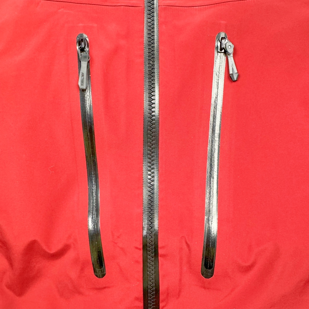 图片[8]-＃TZD Arcteryx Alpha SV 7 GORE-TEX Pro 始祖鸟第七代刺绣Logo图案休闲运动连帽拉链硬壳户外远足防水冲锋衣 台州顶级批次 现货供应 针对严酷的户外环境而设计 旨在为运动爱好者提供终极的保护 定制Bluesign认证的采用带经编背衬N40 P 3 LGORE-TEX面料 轻薄而耐磨，防风、防水且透气 三层复合 在高摩擦和易损坏的部位进行了加固处理 依照鸟核心科技E3D修身剪裁 整衣3D立体仿生学设计衣长臂弯 符合人体工程学剪裁原理 运动自如 采用YKK防水拉链 需要专业机器激光切割的弧形再用防水拉链热压合缝 定制拉链绳无色差竖纹打枣 刺绣采用进口TAJIMA机台加工 进口百灵达刺绣机器立体饱满 内膜高温压胶工艺 工人一小时才能压一件 做工精细全套辅料开模定制 水洗标吊卡齐全压胶工艺 带弹性帽沿锋帽 头盔兼容式风雪帽 兼容头盔视线自由单手可调节树脂拉链，加长孤形下摆 弹力设计 克防止寒气入侵等极端天气 锁住头部温度 轻便防水舒适柔软 这是鸟的匠心之作徒步系列从面料到做工细节都无可挑剔 尺码：S M L XL XXL-选品中心