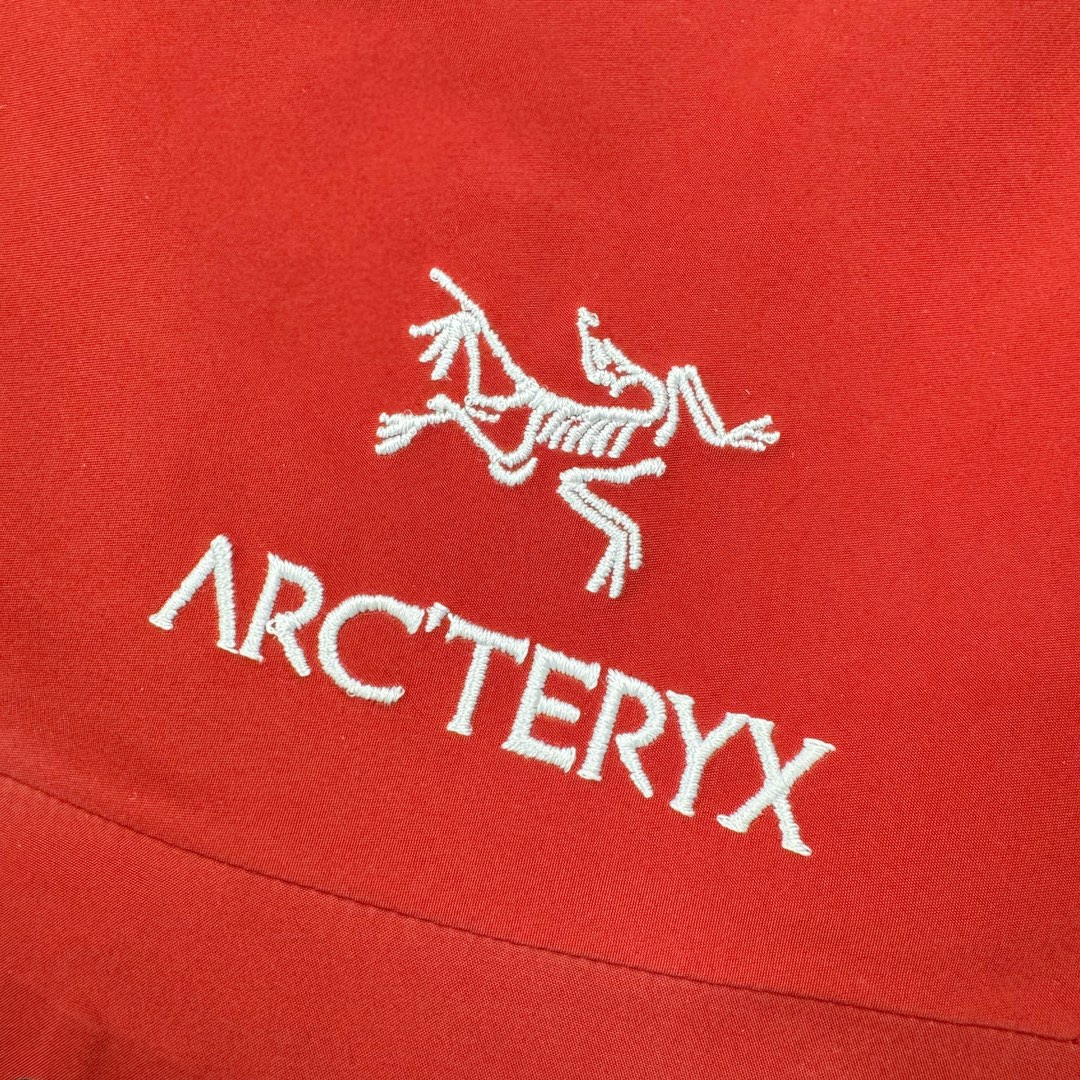 图片[9]-＃TZD Arcteryx Alpha SV 7 GORE-TEX Pro 始祖鸟第七代刺绣Logo图案休闲运动连帽拉链硬壳户外远足防水冲锋衣 台州顶级批次 现货供应 针对严酷的户外环境而设计 旨在为运动爱好者提供终极的保护 定制Bluesign认证的采用带经编背衬N40 P 3 LGORE-TEX面料 轻薄而耐磨，防风、防水且透气 三层复合 在高摩擦和易损坏的部位进行了加固处理 依照鸟核心科技E3D修身剪裁 整衣3D立体仿生学设计衣长臂弯 符合人体工程学剪裁原理 运动自如 采用YKK防水拉链 需要专业机器激光切割的弧形再用防水拉链热压合缝 定制拉链绳无色差竖纹打枣 刺绣采用进口TAJIMA机台加工 进口百灵达刺绣机器立体饱满 内膜高温压胶工艺 工人一小时才能压一件 做工精细全套辅料开模定制 水洗标吊卡齐全压胶工艺 带弹性帽沿锋帽 头盔兼容式风雪帽 兼容头盔视线自由单手可调节树脂拉链，加长孤形下摆 弹力设计 克防止寒气入侵等极端天气 锁住头部温度 轻便防水舒适柔软 这是鸟的匠心之作徒步系列从面料到做工细节都无可挑剔 尺码：S M L XL XXL-选品中心
