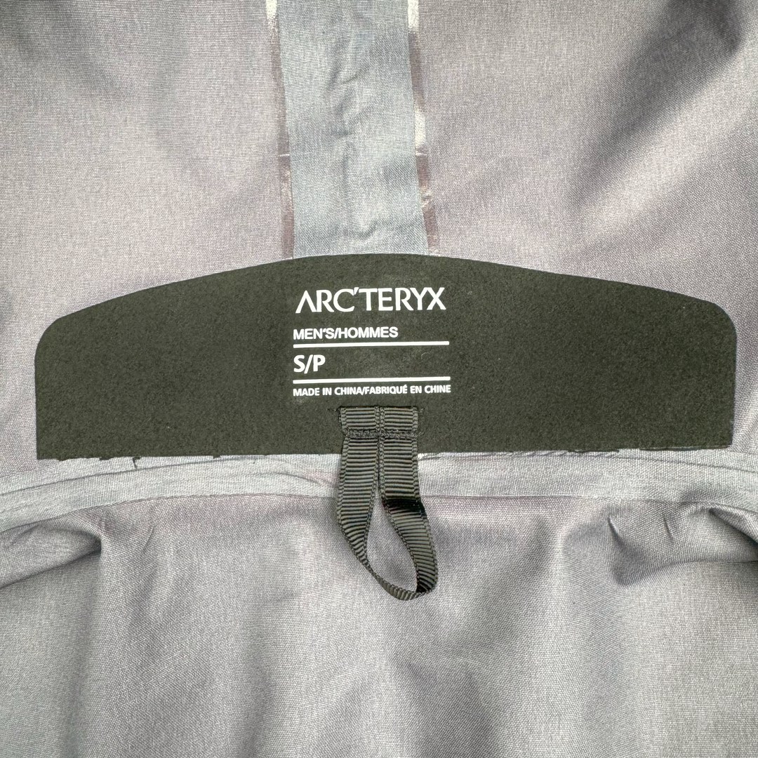图片[15]-＃TZD Arcteryx Alpha SV 7 GORE-TEX Pro 始祖鸟第七代刺绣Logo图案休闲运动连帽拉链硬壳户外远足防水冲锋衣 台州顶级批次 现货供应 针对严酷的户外环境而设计 旨在为运动爱好者提供终极的保护 定制Bluesign认证的采用带经编背衬N40 P 3 LGORE-TEX面料 轻薄而耐磨，防风、防水且透气 三层复合 在高摩擦和易损坏的部位进行了加固处理 依照鸟核心科技E3D修身剪裁 整衣3D立体仿生学设计衣长臂弯 符合人体工程学剪裁原理 运动自如 采用YKK防水拉链 需要专业机器激光切割的弧形再用防水拉链热压合缝 定制拉链绳无色差竖纹打枣 刺绣采用进口TAJIMA机台加工 进口百灵达刺绣机器立体饱满 内膜高温压胶工艺 工人一小时才能压一件 做工精细全套辅料开模定制 水洗标吊卡齐全压胶工艺 带弹性帽沿锋帽 头盔兼容式风雪帽 兼容头盔视线自由单手可调节树脂拉链，加长孤形下摆 弹力设计 克防止寒气入侵等极端天气 锁住头部温度 轻便防水舒适柔软 这是鸟的匠心之作徒步系列从面料到做工细节都无可挑剔 尺码：S M L XL XXL-选品中心