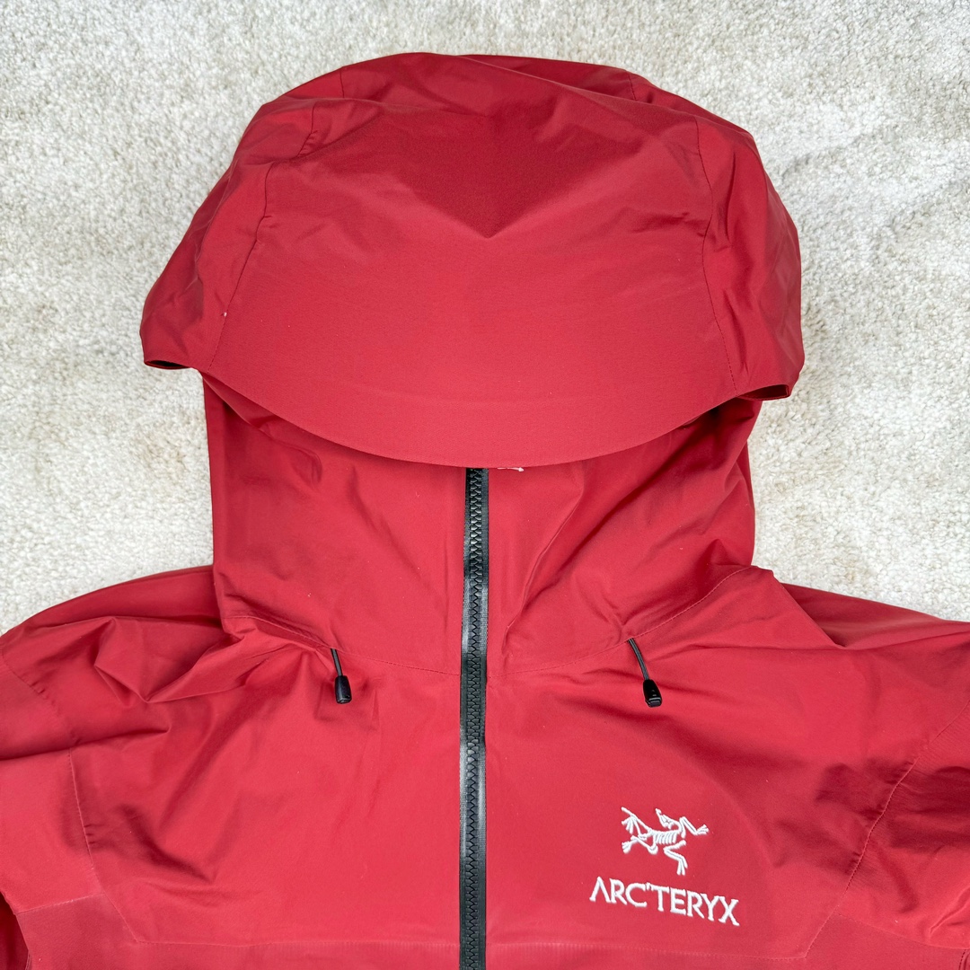 图片[4]-＃TZD Arcteryx Alpha SV 7 GORE-TEX Pro 始祖鸟第七代刺绣Logo图案休闲运动连帽拉链硬壳户外远足防水冲锋衣 台州顶级批次 现货供应 针对严酷的户外环境而设计 旨在为运动爱好者提供终极的保护 定制Bluesign认证的采用带经编背衬N40 P 3 LGORE-TEX面料 轻薄而耐磨，防风、防水且透气 三层复合 在高摩擦和易损坏的部位进行了加固处理 依照鸟核心科技E3D修身剪裁 整衣3D立体仿生学设计衣长臂弯 符合人体工程学剪裁原理 运动自如 采用YKK防水拉链 需要专业机器激光切割的弧形再用防水拉链热压合缝 定制拉链绳无色差竖纹打枣 刺绣采用进口TAJIMA机台加工 进口百灵达刺绣机器立体饱满 内膜高温压胶工艺 工人一小时才能压一件 做工精细全套辅料开模定制 水洗标吊卡齐全压胶工艺 带弹性帽沿锋帽 头盔兼容式风雪帽 兼容头盔视线自由单手可调节树脂拉链，加长孤形下摆 弹力设计 克防止寒气入侵等极端天气 锁住头部温度 轻便防水舒适柔软 这是鸟的匠心之作徒步系列从面料到做工细节都无可挑剔 尺码：S M L XL XXL-选品中心