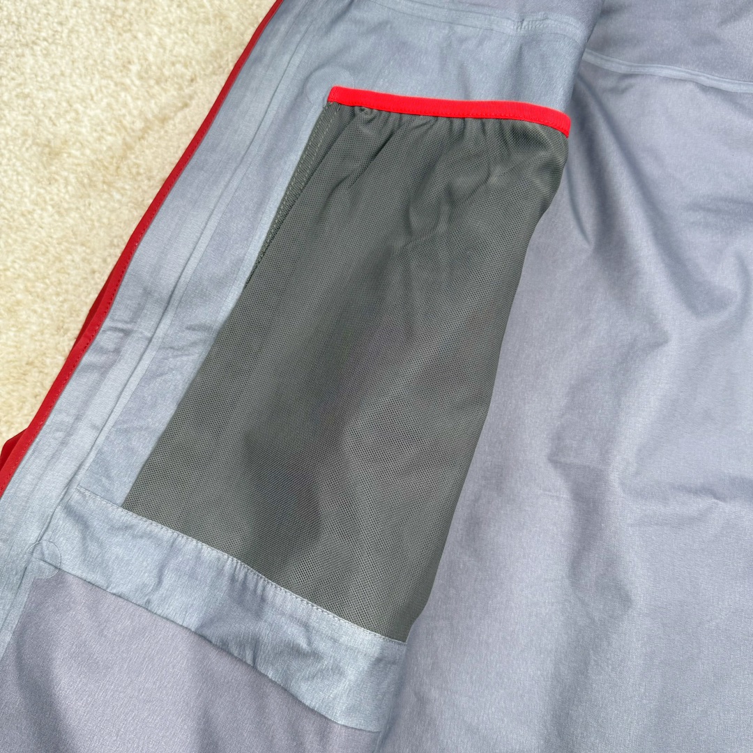 图片[13]-＃TZD Arcteryx Alpha SV 7 GORE-TEX Pro 始祖鸟第七代刺绣Logo图案休闲运动连帽拉链硬壳户外远足防水冲锋衣 台州顶级批次 现货供应 针对严酷的户外环境而设计 旨在为运动爱好者提供终极的保护 定制Bluesign认证的采用带经编背衬N40 P 3 LGORE-TEX面料 轻薄而耐磨，防风、防水且透气 三层复合 在高摩擦和易损坏的部位进行了加固处理 依照鸟核心科技E3D修身剪裁 整衣3D立体仿生学设计衣长臂弯 符合人体工程学剪裁原理 运动自如 采用YKK防水拉链 需要专业机器激光切割的弧形再用防水拉链热压合缝 定制拉链绳无色差竖纹打枣 刺绣采用进口TAJIMA机台加工 进口百灵达刺绣机器立体饱满 内膜高温压胶工艺 工人一小时才能压一件 做工精细全套辅料开模定制 水洗标吊卡齐全压胶工艺 带弹性帽沿锋帽 头盔兼容式风雪帽 兼容头盔视线自由单手可调节树脂拉链，加长孤形下摆 弹力设计 克防止寒气入侵等极端天气 锁住头部温度 轻便防水舒适柔软 这是鸟的匠心之作徒步系列从面料到做工细节都无可挑剔 尺码：S M L XL XXL-选品中心