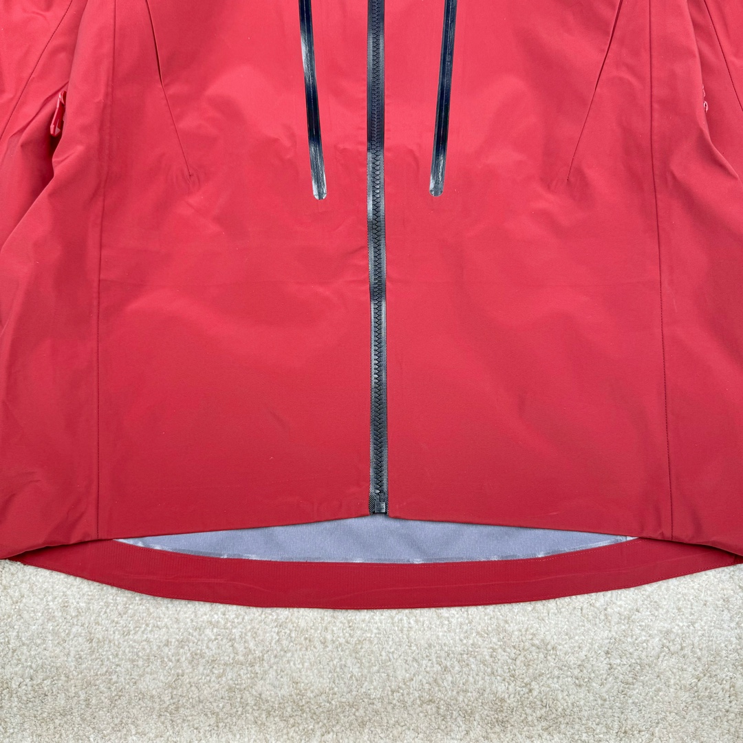 图片[7]-＃TZD Arcteryx Alpha SV 7 GORE-TEX Pro 始祖鸟第七代刺绣Logo图案休闲运动连帽拉链硬壳户外远足防水冲锋衣 台州顶级批次 现货供应 针对严酷的户外环境而设计 旨在为运动爱好者提供终极的保护 定制Bluesign认证的采用带经编背衬N40 P 3 LGORE-TEX面料 轻薄而耐磨，防风、防水且透气 三层复合 在高摩擦和易损坏的部位进行了加固处理 依照鸟核心科技E3D修身剪裁 整衣3D立体仿生学设计衣长臂弯 符合人体工程学剪裁原理 运动自如 采用YKK防水拉链 需要专业机器激光切割的弧形再用防水拉链热压合缝 定制拉链绳无色差竖纹打枣 刺绣采用进口TAJIMA机台加工 进口百灵达刺绣机器立体饱满 内膜高温压胶工艺 工人一小时才能压一件 做工精细全套辅料开模定制 水洗标吊卡齐全压胶工艺 带弹性帽沿锋帽 头盔兼容式风雪帽 兼容头盔视线自由单手可调节树脂拉链，加长孤形下摆 弹力设计 克防止寒气入侵等极端天气 锁住头部温度 轻便防水舒适柔软 这是鸟的匠心之作徒步系列从面料到做工细节都无可挑剔 尺码：S M L XL XXL-选品中心