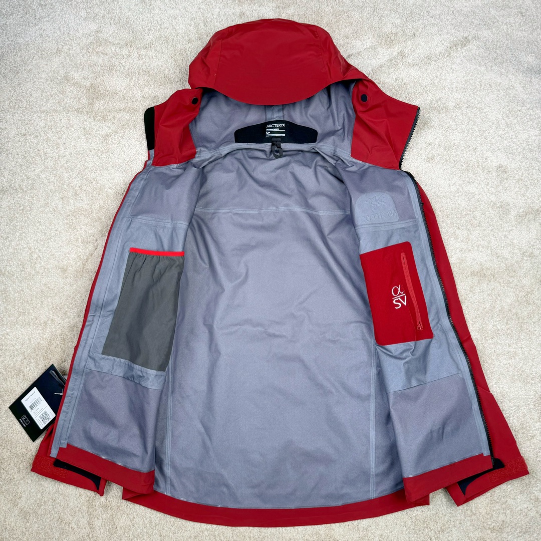 图片[3]-＃TZD Arcteryx Alpha SV 7 GORE-TEX Pro 始祖鸟第七代刺绣Logo图案休闲运动连帽拉链硬壳户外远足防水冲锋衣 台州顶级批次 现货供应 针对严酷的户外环境而设计 旨在为运动爱好者提供终极的保护 定制Bluesign认证的采用带经编背衬N40 P 3 LGORE-TEX面料 轻薄而耐磨，防风、防水且透气 三层复合 在高摩擦和易损坏的部位进行了加固处理 依照鸟核心科技E3D修身剪裁 整衣3D立体仿生学设计衣长臂弯 符合人体工程学剪裁原理 运动自如 采用YKK防水拉链 需要专业机器激光切割的弧形再用防水拉链热压合缝 定制拉链绳无色差竖纹打枣 刺绣采用进口TAJIMA机台加工 进口百灵达刺绣机器立体饱满 内膜高温压胶工艺 工人一小时才能压一件 做工精细全套辅料开模定制 水洗标吊卡齐全压胶工艺 带弹性帽沿锋帽 头盔兼容式风雪帽 兼容头盔视线自由单手可调节树脂拉链，加长孤形下摆 弹力设计 克防止寒气入侵等极端天气 锁住头部温度 轻便防水舒适柔软 这是鸟的匠心之作徒步系列从面料到做工细节都无可挑剔 尺码：S M L XL XXL-选品中心