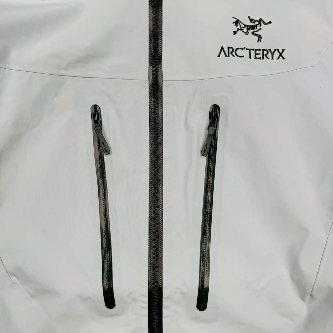 图片[6]-＃TZD Arcteryx Alpha SV 7 GORE-TEX Pro 始祖鸟第七代刺绣Logo图案休闲运动连帽拉链硬壳户外远足防水冲锋衣 台州顶级批次 现货供应 针对严酷的户外环境而设计 旨在为运动爱好者提供终极的保护 定制Bluesign认证的采用带经编背衬N40 P 3 LGORE-TEX面料 轻薄而耐磨，防风、防水且透气 三层复合 在高摩擦和易损坏的部位进行了加固处理 依照鸟核心科技E3D修身剪裁 整衣3D立体仿生学设计衣长臂弯 符合人体工程学剪裁原理 运动自如 采用YKK防水拉链 需要专业机器激光切割的弧形再用防水拉链热压合缝 定制拉链绳无色差竖纹打枣 刺绣采用进口TAJIMA机台加工 进口百灵达刺绣机器立体饱满 内膜高温压胶工艺 工人一小时才能压一件 做工精细全套辅料开模定制 水洗标吊卡齐全压胶工艺 带弹性帽沿锋帽 头盔兼容式风雪帽 兼容头盔视线自由单手可调节树脂拉链，加长孤形下摆 弹力设计 克防止寒气入侵等极端天气 锁住头部温度 轻便防水舒适柔软 这是鸟的匠心之作徒步系列从面料到做工细节都无可挑剔 尺码：S M L XL XXL-选品中心