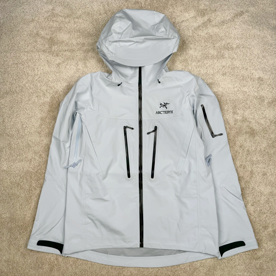 ＃TZD Arcteryx Alpha SV 7 GORE-TEX Pro 始祖鸟第七代刺绣Logo图案休闲运动连帽拉链硬壳户外远足防水冲锋衣 台州顶级批次 现货供应 针对严酷的户外环境而设计 旨在为运动爱好者提供终极的保护 定制Bluesign认证的采用带经编背衬N40 P 3 LGORE-TEX面料 轻薄而耐磨，防风、防水且透气 三层复合 在高摩擦和易损坏的部位进行了加固处理 依照鸟核心科技E3D修身剪裁 整衣3D立体仿生学设计衣长臂弯 符合人体工程学剪裁原理 运动自如 采用YKK防水拉链 需要专业机器激光切割的弧形再用防水拉链热压合缝 定制拉链绳无色差竖纹打枣 刺绣采用进口TAJIMA机台加工 进口百灵达刺绣机器立体饱满 内膜高温压胶工艺 工人一小时才能压一件 做工精细全套辅料开模定制 水洗标吊卡齐全压胶工艺 带弹性帽沿锋帽 头盔兼容式风雪帽 兼容头盔视线自由单手可调节树脂拉链，加长孤形下摆 弹力设计 克防止寒气入侵等极端天气 锁住头部温度 轻便防水舒适柔软 这是鸟的匠心之作徒步系列从面料到做工细节都无可挑剔 尺码：S M L XL XXL-选品中心