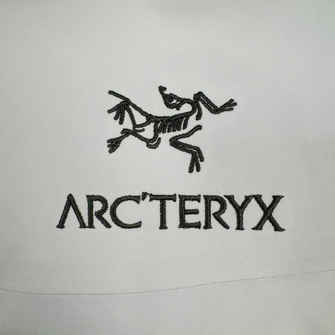 图片[5]-＃TZD Arcteryx Alpha SV 7 GORE-TEX Pro 始祖鸟第七代刺绣Logo图案休闲运动连帽拉链硬壳户外远足防水冲锋衣 台州顶级批次 现货供应 针对严酷的户外环境而设计 旨在为运动爱好者提供终极的保护 定制Bluesign认证的采用带经编背衬N40 P 3 LGORE-TEX面料 轻薄而耐磨，防风、防水且透气 三层复合 在高摩擦和易损坏的部位进行了加固处理 依照鸟核心科技E3D修身剪裁 整衣3D立体仿生学设计衣长臂弯 符合人体工程学剪裁原理 运动自如 采用YKK防水拉链 需要专业机器激光切割的弧形再用防水拉链热压合缝 定制拉链绳无色差竖纹打枣 刺绣采用进口TAJIMA机台加工 进口百灵达刺绣机器立体饱满 内膜高温压胶工艺 工人一小时才能压一件 做工精细全套辅料开模定制 水洗标吊卡齐全压胶工艺 带弹性帽沿锋帽 头盔兼容式风雪帽 兼容头盔视线自由单手可调节树脂拉链，加长孤形下摆 弹力设计 克防止寒气入侵等极端天气 锁住头部温度 轻便防水舒适柔软 这是鸟的匠心之作徒步系列从面料到做工细节都无可挑剔 尺码：S M L XL XXL-选品中心