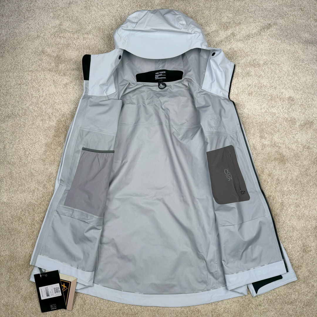 图片[3]-＃TZD Arcteryx Alpha SV 7 GORE-TEX Pro 始祖鸟第七代刺绣Logo图案休闲运动连帽拉链硬壳户外远足防水冲锋衣 台州顶级批次 现货供应 针对严酷的户外环境而设计 旨在为运动爱好者提供终极的保护 定制Bluesign认证的采用带经编背衬N40 P 3 LGORE-TEX面料 轻薄而耐磨，防风、防水且透气 三层复合 在高摩擦和易损坏的部位进行了加固处理 依照鸟核心科技E3D修身剪裁 整衣3D立体仿生学设计衣长臂弯 符合人体工程学剪裁原理 运动自如 采用YKK防水拉链 需要专业机器激光切割的弧形再用防水拉链热压合缝 定制拉链绳无色差竖纹打枣 刺绣采用进口TAJIMA机台加工 进口百灵达刺绣机器立体饱满 内膜高温压胶工艺 工人一小时才能压一件 做工精细全套辅料开模定制 水洗标吊卡齐全压胶工艺 带弹性帽沿锋帽 头盔兼容式风雪帽 兼容头盔视线自由单手可调节树脂拉链，加长孤形下摆 弹力设计 克防止寒气入侵等极端天气 锁住头部温度 轻便防水舒适柔软 这是鸟的匠心之作徒步系列从面料到做工细节都无可挑剔 尺码：S M L XL XXL-选品中心