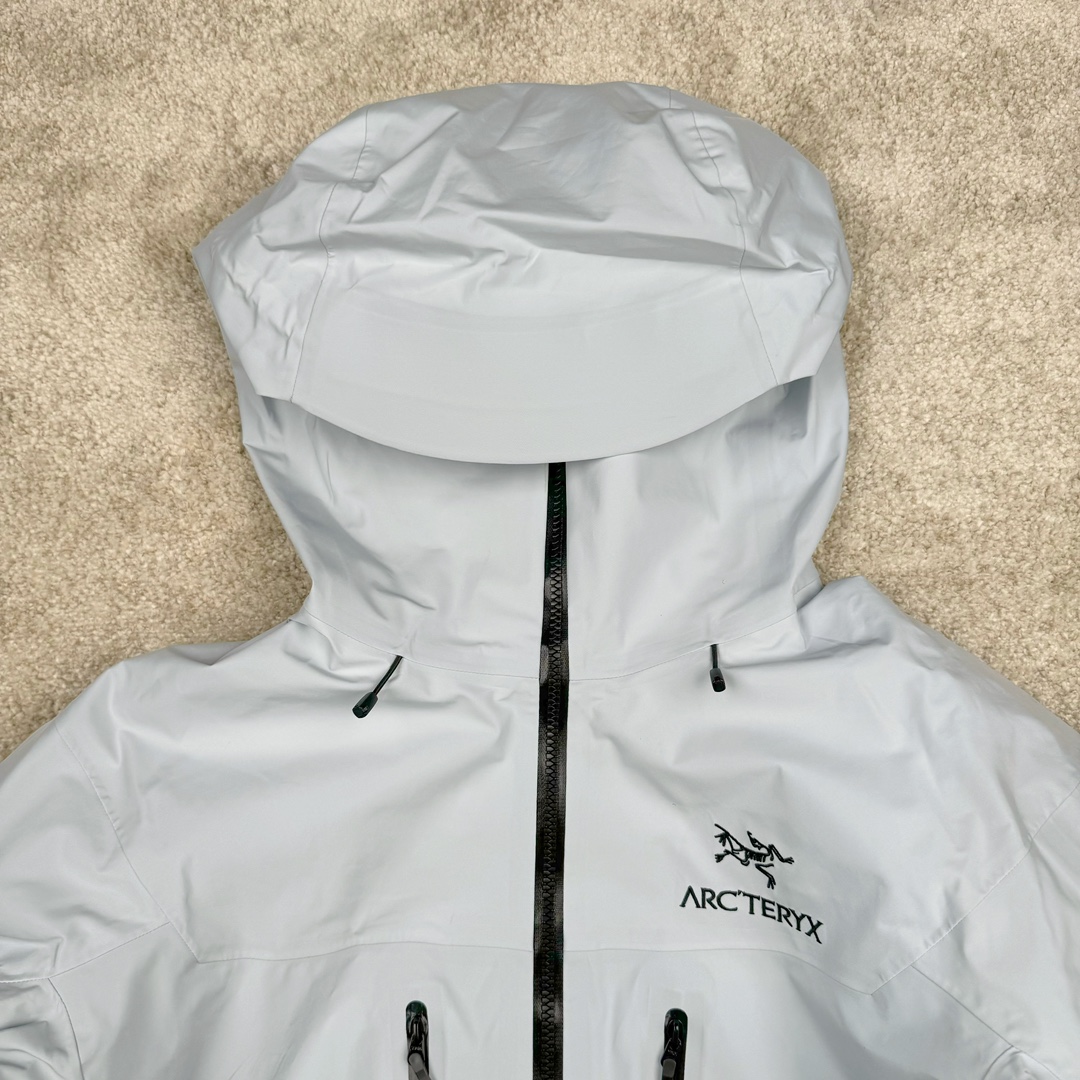 图片[4]-＃TZD Arcteryx Alpha SV 7 GORE-TEX Pro 始祖鸟第七代刺绣Logo图案休闲运动连帽拉链硬壳户外远足防水冲锋衣 台州顶级批次 现货供应 针对严酷的户外环境而设计 旨在为运动爱好者提供终极的保护 定制Bluesign认证的采用带经编背衬N40 P 3 LGORE-TEX面料 轻薄而耐磨，防风、防水且透气 三层复合 在高摩擦和易损坏的部位进行了加固处理 依照鸟核心科技E3D修身剪裁 整衣3D立体仿生学设计衣长臂弯 符合人体工程学剪裁原理 运动自如 采用YKK防水拉链 需要专业机器激光切割的弧形再用防水拉链热压合缝 定制拉链绳无色差竖纹打枣 刺绣采用进口TAJIMA机台加工 进口百灵达刺绣机器立体饱满 内膜高温压胶工艺 工人一小时才能压一件 做工精细全套辅料开模定制 水洗标吊卡齐全压胶工艺 带弹性帽沿锋帽 头盔兼容式风雪帽 兼容头盔视线自由单手可调节树脂拉链，加长孤形下摆 弹力设计 克防止寒气入侵等极端天气 锁住头部温度 轻便防水舒适柔软 这是鸟的匠心之作徒步系列从面料到做工细节都无可挑剔 尺码：S M L XL XXL-选品中心