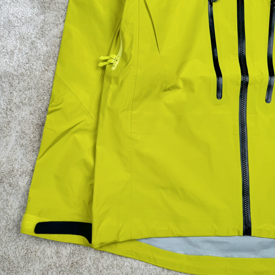 图片[6]-＃TZD Arcteryx Alpha SV 7 GORE-TEX Pro 始祖鸟第七代刺绣Logo图案休闲运动连帽拉链硬壳户外远足防水冲锋衣 台州顶级批次 现货供应 针对严酷的户外环境而设计 旨在为运动爱好者提供终极的保护 定制Bluesign认证的采用带经编背衬N40 P 3 LGORE-TEX面料 轻薄而耐磨，防风、防水且透气 三层复合 在高摩擦和易损坏的部位进行了加固处理 依照鸟核心科技E3D修身剪裁 整衣3D立体仿生学设计衣长臂弯 符合人体工程学剪裁原理 运动自如 采用YKK防水拉链 需要专业机器激光切割的弧形再用防水拉链热压合缝 定制拉链绳无色差竖纹打枣 刺绣采用进口TAJIMA机台加工 进口百灵达刺绣机器立体饱满 内膜高温压胶工艺 工人一小时才能压一件 做工精细全套辅料开模定制 水洗标吊卡齐全压胶工艺 带弹性帽沿锋帽 头盔兼容式风雪帽 兼容头盔视线自由单手可调节树脂拉链，加长孤形下摆 弹力设计 克防止寒气入侵等极端天气 锁住头部温度 轻便防水舒适柔软 这是鸟的匠心之作徒步系列从面料到做工细节都无可挑剔 尺码：S M L XL XXL-选品中心