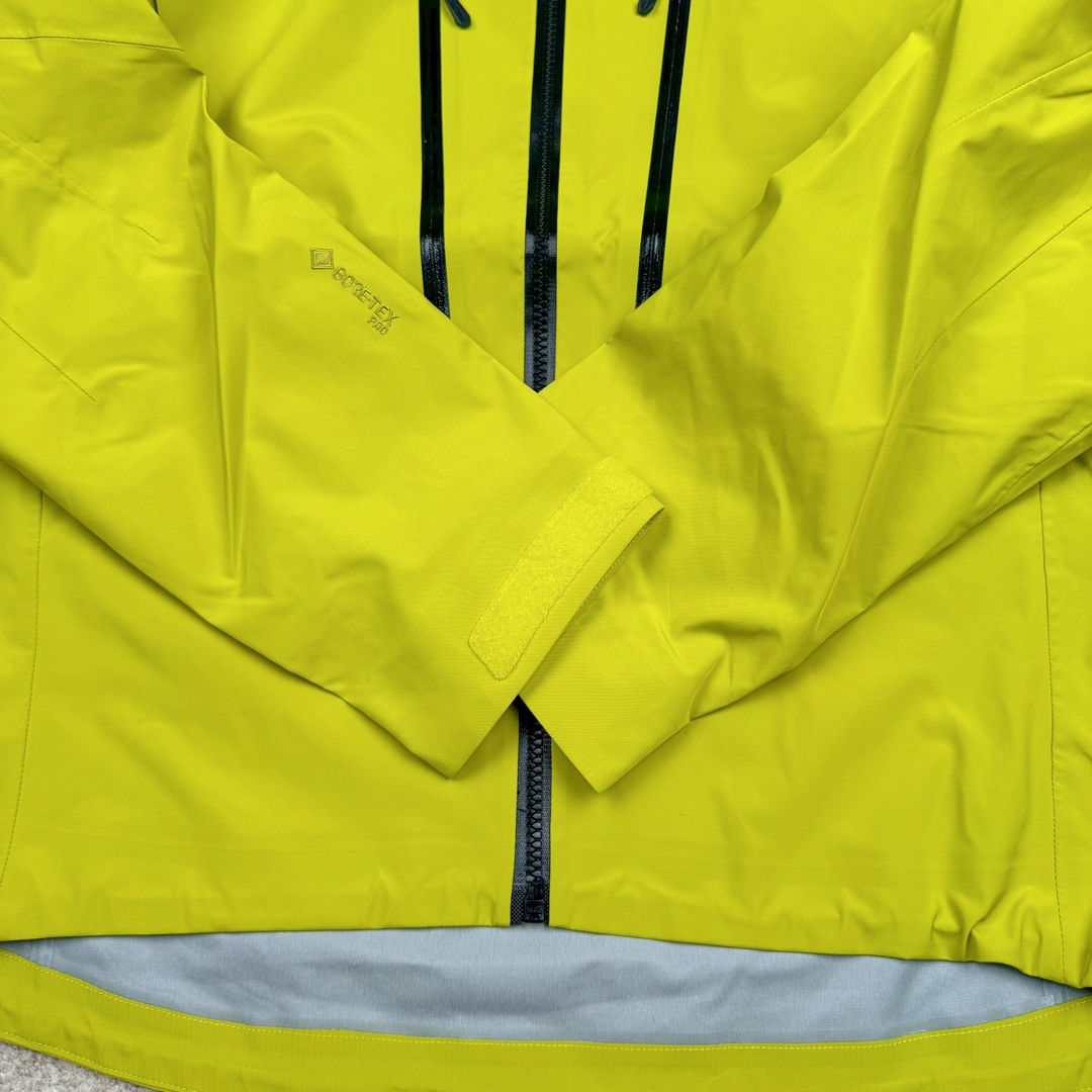 图片[9]-＃TZD Arcteryx Alpha SV 7 GORE-TEX Pro 始祖鸟第七代刺绣Logo图案休闲运动连帽拉链硬壳户外远足防水冲锋衣 台州顶级批次 现货供应 针对严酷的户外环境而设计 旨在为运动爱好者提供终极的保护 定制Bluesign认证的采用带经编背衬N40 P 3 LGORE-TEX面料 轻薄而耐磨，防风、防水且透气 三层复合 在高摩擦和易损坏的部位进行了加固处理 依照鸟核心科技E3D修身剪裁 整衣3D立体仿生学设计衣长臂弯 符合人体工程学剪裁原理 运动自如 采用YKK防水拉链 需要专业机器激光切割的弧形再用防水拉链热压合缝 定制拉链绳无色差竖纹打枣 刺绣采用进口TAJIMA机台加工 进口百灵达刺绣机器立体饱满 内膜高温压胶工艺 工人一小时才能压一件 做工精细全套辅料开模定制 水洗标吊卡齐全压胶工艺 带弹性帽沿锋帽 头盔兼容式风雪帽 兼容头盔视线自由单手可调节树脂拉链，加长孤形下摆 弹力设计 克防止寒气入侵等极端天气 锁住头部温度 轻便防水舒适柔软 这是鸟的匠心之作徒步系列从面料到做工细节都无可挑剔 尺码：S M L XL XXL-选品中心