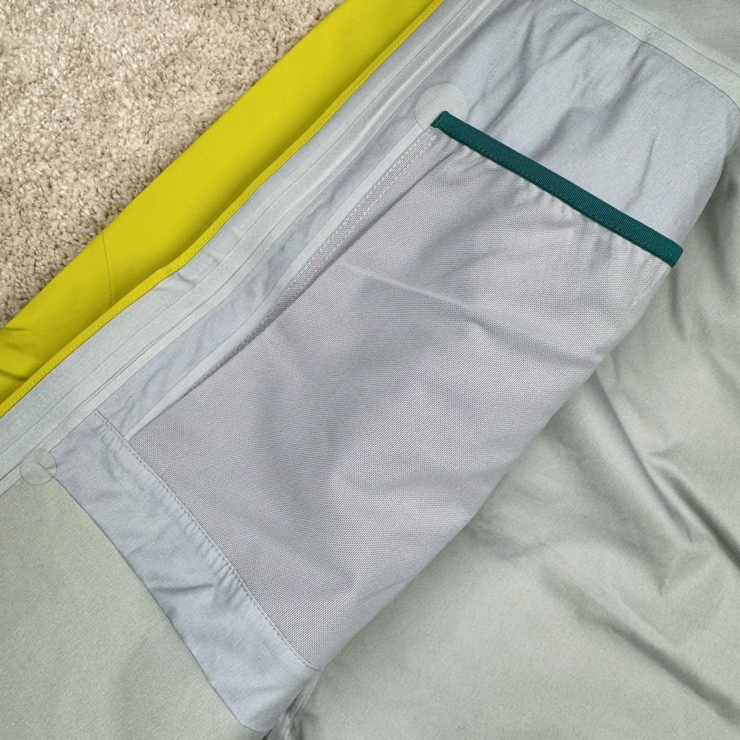 图片[13]-＃TZD Arcteryx Alpha SV 7 GORE-TEX Pro 始祖鸟第七代刺绣Logo图案休闲运动连帽拉链硬壳户外远足防水冲锋衣 台州顶级批次 现货供应 针对严酷的户外环境而设计 旨在为运动爱好者提供终极的保护 定制Bluesign认证的采用带经编背衬N40 P 3 LGORE-TEX面料 轻薄而耐磨，防风、防水且透气 三层复合 在高摩擦和易损坏的部位进行了加固处理 依照鸟核心科技E3D修身剪裁 整衣3D立体仿生学设计衣长臂弯 符合人体工程学剪裁原理 运动自如 采用YKK防水拉链 需要专业机器激光切割的弧形再用防水拉链热压合缝 定制拉链绳无色差竖纹打枣 刺绣采用进口TAJIMA机台加工 进口百灵达刺绣机器立体饱满 内膜高温压胶工艺 工人一小时才能压一件 做工精细全套辅料开模定制 水洗标吊卡齐全压胶工艺 带弹性帽沿锋帽 头盔兼容式风雪帽 兼容头盔视线自由单手可调节树脂拉链，加长孤形下摆 弹力设计 克防止寒气入侵等极端天气 锁住头部温度 轻便防水舒适柔软 这是鸟的匠心之作徒步系列从面料到做工细节都无可挑剔 尺码：S M L XL XXL-选品中心