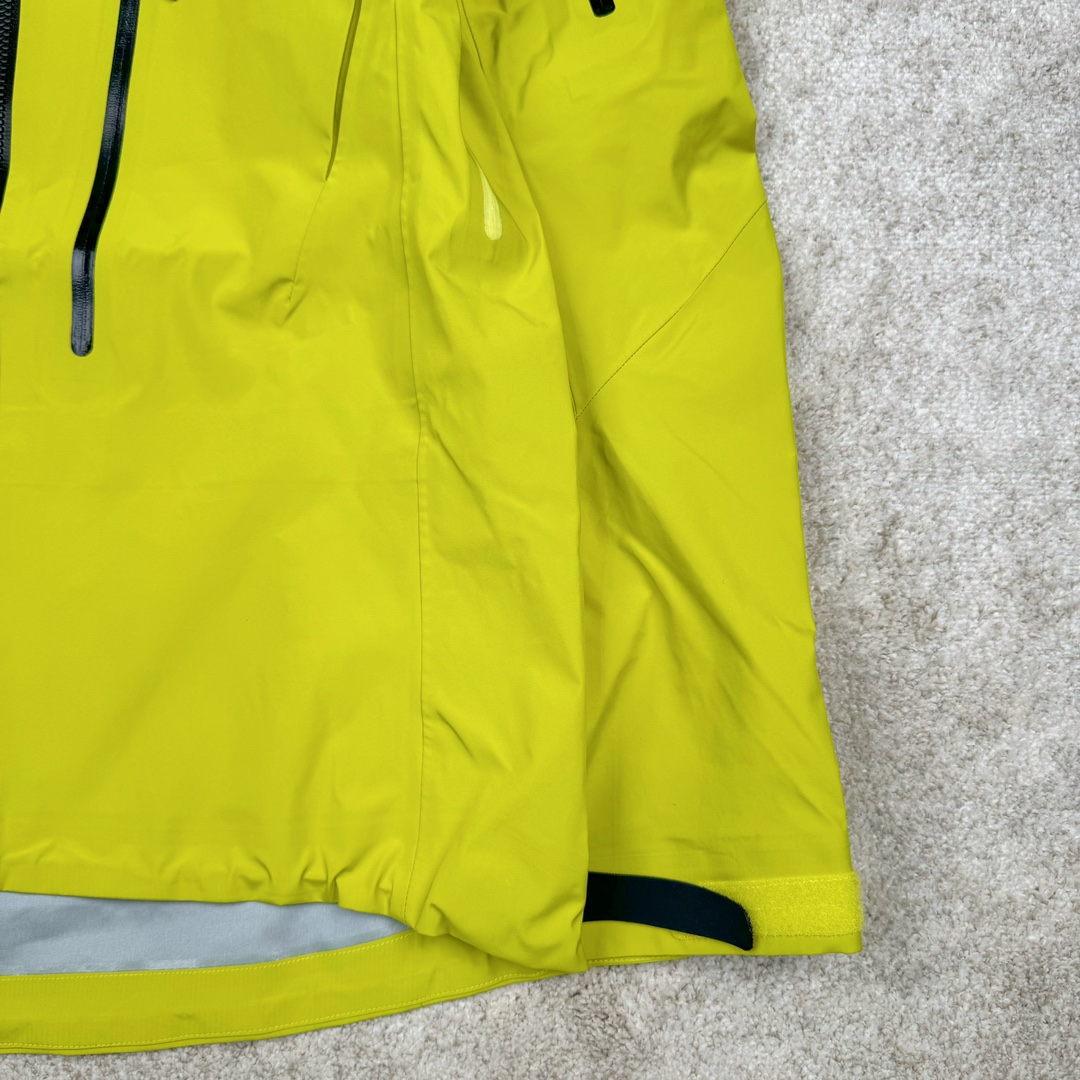 图片[5]-＃TZD Arcteryx Alpha SV 7 GORE-TEX Pro 始祖鸟第七代刺绣Logo图案休闲运动连帽拉链硬壳户外远足防水冲锋衣 台州顶级批次 现货供应 针对严酷的户外环境而设计 旨在为运动爱好者提供终极的保护 定制Bluesign认证的采用带经编背衬N40 P 3 LGORE-TEX面料 轻薄而耐磨，防风、防水且透气 三层复合 在高摩擦和易损坏的部位进行了加固处理 依照鸟核心科技E3D修身剪裁 整衣3D立体仿生学设计衣长臂弯 符合人体工程学剪裁原理 运动自如 采用YKK防水拉链 需要专业机器激光切割的弧形再用防水拉链热压合缝 定制拉链绳无色差竖纹打枣 刺绣采用进口TAJIMA机台加工 进口百灵达刺绣机器立体饱满 内膜高温压胶工艺 工人一小时才能压一件 做工精细全套辅料开模定制 水洗标吊卡齐全压胶工艺 带弹性帽沿锋帽 头盔兼容式风雪帽 兼容头盔视线自由单手可调节树脂拉链，加长孤形下摆 弹力设计 克防止寒气入侵等极端天气 锁住头部温度 轻便防水舒适柔软 这是鸟的匠心之作徒步系列从面料到做工细节都无可挑剔 尺码：S M L XL XXL-选品中心