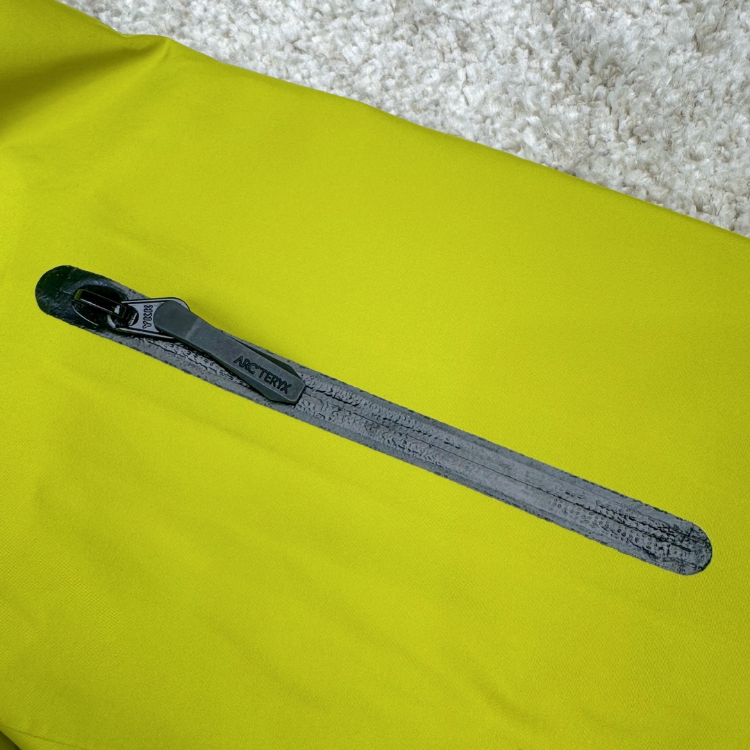 图片[10]-＃TZD Arcteryx Alpha SV 7 GORE-TEX Pro 始祖鸟第七代刺绣Logo图案休闲运动连帽拉链硬壳户外远足防水冲锋衣 台州顶级批次 现货供应 针对严酷的户外环境而设计 旨在为运动爱好者提供终极的保护 定制Bluesign认证的采用带经编背衬N40 P 3 LGORE-TEX面料 轻薄而耐磨，防风、防水且透气 三层复合 在高摩擦和易损坏的部位进行了加固处理 依照鸟核心科技E3D修身剪裁 整衣3D立体仿生学设计衣长臂弯 符合人体工程学剪裁原理 运动自如 采用YKK防水拉链 需要专业机器激光切割的弧形再用防水拉链热压合缝 定制拉链绳无色差竖纹打枣 刺绣采用进口TAJIMA机台加工 进口百灵达刺绣机器立体饱满 内膜高温压胶工艺 工人一小时才能压一件 做工精细全套辅料开模定制 水洗标吊卡齐全压胶工艺 带弹性帽沿锋帽 头盔兼容式风雪帽 兼容头盔视线自由单手可调节树脂拉链，加长孤形下摆 弹力设计 克防止寒气入侵等极端天气 锁住头部温度 轻便防水舒适柔软 这是鸟的匠心之作徒步系列从面料到做工细节都无可挑剔 尺码：S M L XL XXL-选品中心