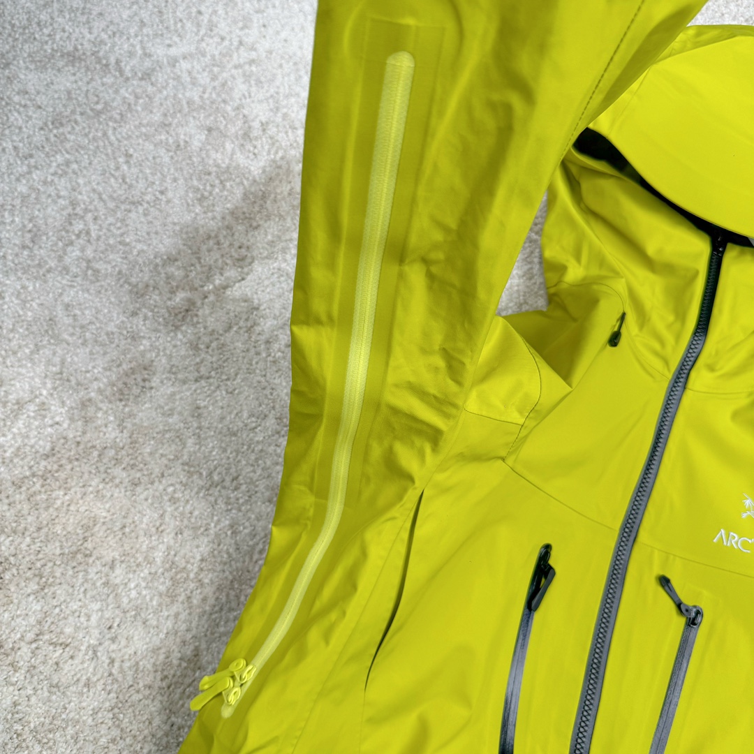 图片[11]-＃TZD Arcteryx Alpha SV 7 GORE-TEX Pro 始祖鸟第七代刺绣Logo图案休闲运动连帽拉链硬壳户外远足防水冲锋衣 台州顶级批次 现货供应 针对严酷的户外环境而设计 旨在为运动爱好者提供终极的保护 定制Bluesign认证的采用带经编背衬N40 P 3 LGORE-TEX面料 轻薄而耐磨，防风、防水且透气 三层复合 在高摩擦和易损坏的部位进行了加固处理 依照鸟核心科技E3D修身剪裁 整衣3D立体仿生学设计衣长臂弯 符合人体工程学剪裁原理 运动自如 采用YKK防水拉链 需要专业机器激光切割的弧形再用防水拉链热压合缝 定制拉链绳无色差竖纹打枣 刺绣采用进口TAJIMA机台加工 进口百灵达刺绣机器立体饱满 内膜高温压胶工艺 工人一小时才能压一件 做工精细全套辅料开模定制 水洗标吊卡齐全压胶工艺 带弹性帽沿锋帽 头盔兼容式风雪帽 兼容头盔视线自由单手可调节树脂拉链，加长孤形下摆 弹力设计 克防止寒气入侵等极端天气 锁住头部温度 轻便防水舒适柔软 这是鸟的匠心之作徒步系列从面料到做工细节都无可挑剔 尺码：S M L XL XXL-选品中心