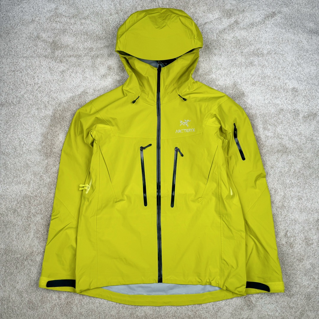 ＃TZD Arcteryx Alpha SV 7 GORE-TEX Pro 始祖鸟第七代刺绣Logo图案休闲运动连帽拉链硬壳户外远足防水冲锋衣 台州顶级批次 现货供应 针对严酷的户外环境而设计 旨在为运动爱好者提供终极的保护 定制Bluesign认证的采用带经编背衬N40 P 3 LGORE-TEX面料 轻薄而耐磨，防风、防水且透气 三层复合 在高摩擦和易损坏的部位进行了加固处理 依照鸟核心科技E3D修身剪裁 整衣3D立体仿生学设计衣长臂弯 符合人体工程学剪裁原理 运动自如 采用YKK防水拉链 需要专业机器激光切割的弧形再用防水拉链热压合缝 定制拉链绳无色差竖纹打枣 刺绣采用进口TAJIMA机台加工 进口百灵达刺绣机器立体饱满 内膜高温压胶工艺 工人一小时才能压一件 做工精细全套辅料开模定制 水洗标吊卡齐全压胶工艺 带弹性帽沿锋帽 头盔兼容式风雪帽 兼容头盔视线自由单手可调节树脂拉链，加长孤形下摆 弹力设计 克防止寒气入侵等极端天气 锁住头部温度 轻便防水舒适柔软 这是鸟的匠心之作徒步系列从面料到做工细节都无可挑剔 尺码：S M L XL XXL-选品中心