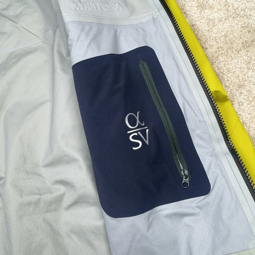 图片[12]-＃TZD Arcteryx Alpha SV 7 GORE-TEX Pro 始祖鸟第七代刺绣Logo图案休闲运动连帽拉链硬壳户外远足防水冲锋衣 台州顶级批次 现货供应 针对严酷的户外环境而设计 旨在为运动爱好者提供终极的保护 定制Bluesign认证的采用带经编背衬N40 P 3 LGORE-TEX面料 轻薄而耐磨，防风、防水且透气 三层复合 在高摩擦和易损坏的部位进行了加固处理 依照鸟核心科技E3D修身剪裁 整衣3D立体仿生学设计衣长臂弯 符合人体工程学剪裁原理 运动自如 采用YKK防水拉链 需要专业机器激光切割的弧形再用防水拉链热压合缝 定制拉链绳无色差竖纹打枣 刺绣采用进口TAJIMA机台加工 进口百灵达刺绣机器立体饱满 内膜高温压胶工艺 工人一小时才能压一件 做工精细全套辅料开模定制 水洗标吊卡齐全压胶工艺 带弹性帽沿锋帽 头盔兼容式风雪帽 兼容头盔视线自由单手可调节树脂拉链，加长孤形下摆 弹力设计 克防止寒气入侵等极端天气 锁住头部温度 轻便防水舒适柔软 这是鸟的匠心之作徒步系列从面料到做工细节都无可挑剔 尺码：S M L XL XXL-选品中心